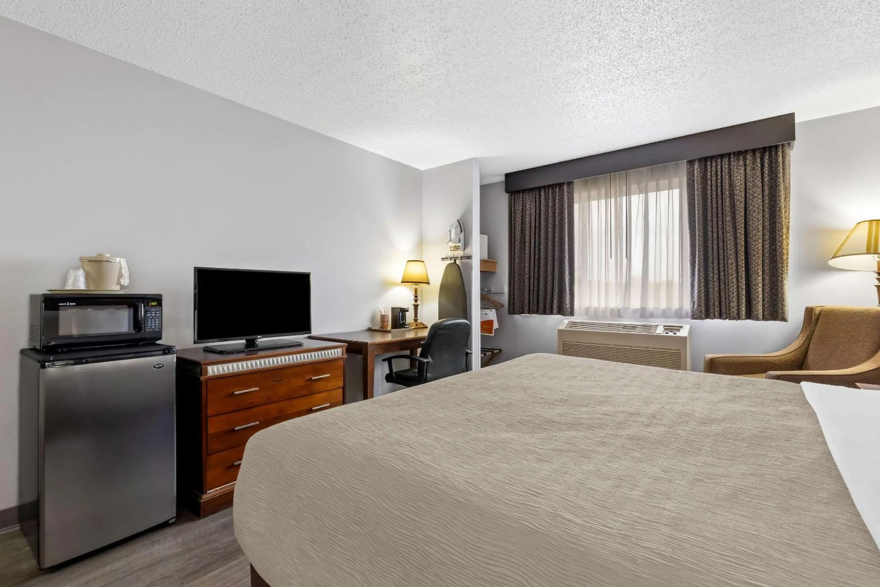 Bedroom, Bed in Quality Inn near Monument Health Rapid City Hospital