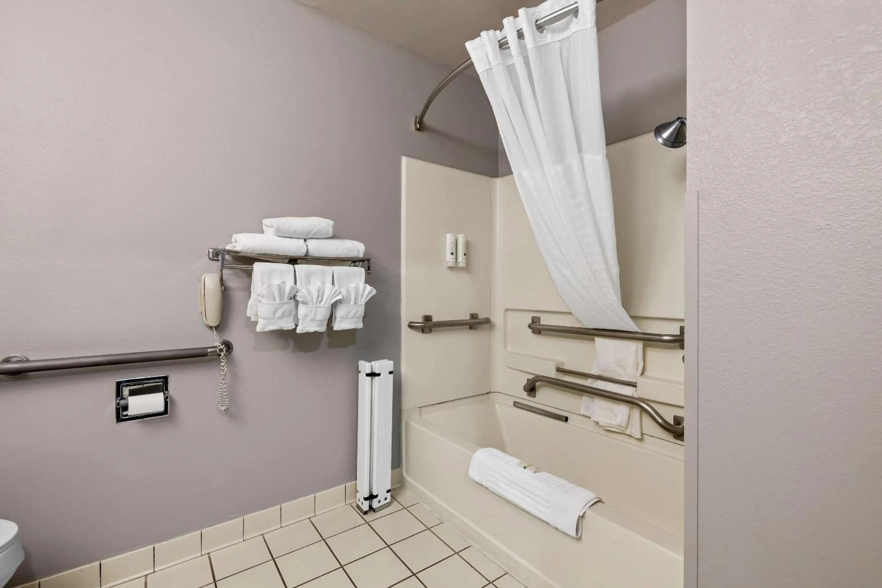 Bedroom in Quality Inn near Monument Health Rapid City Hospital