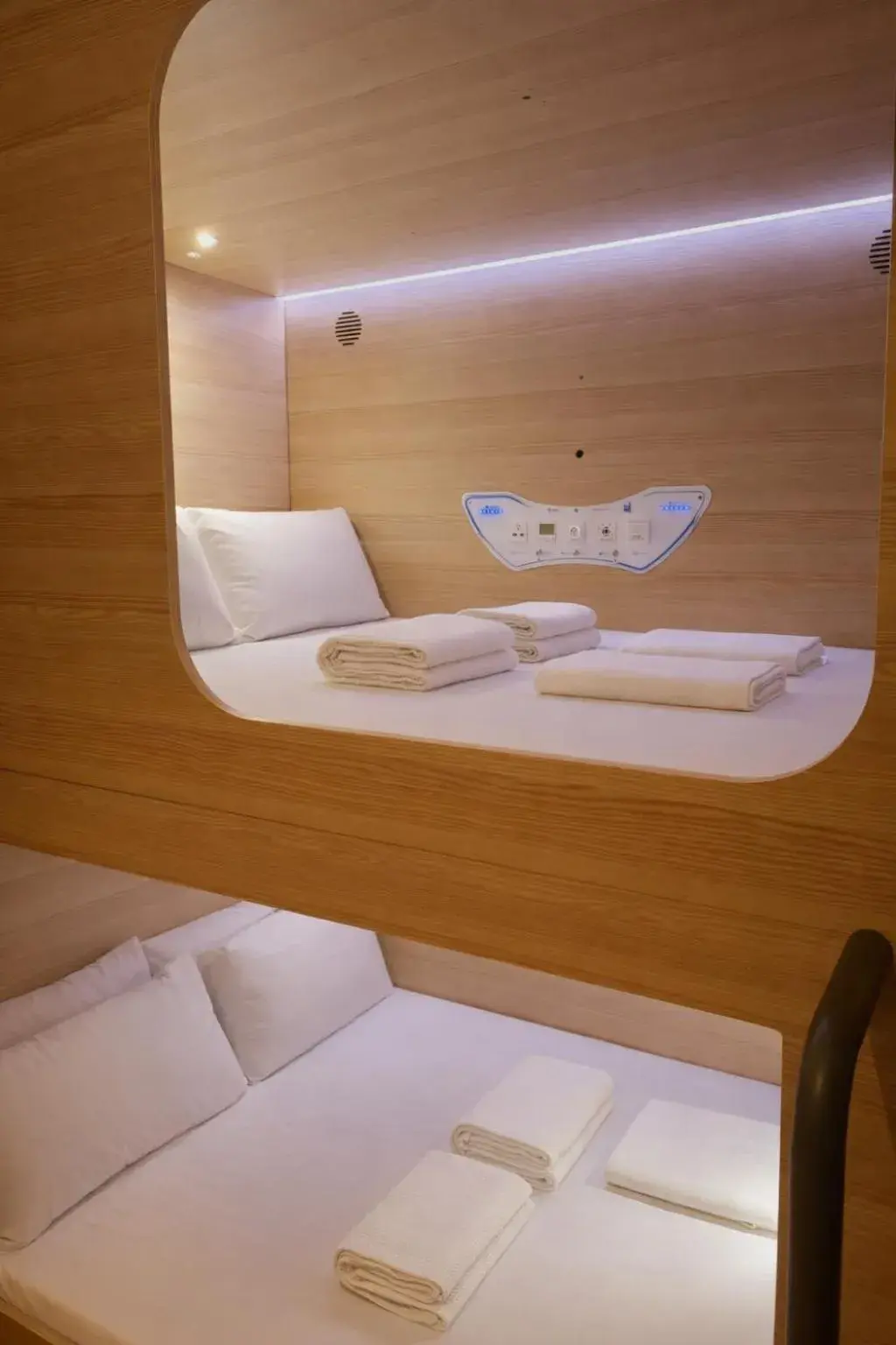 Bed in Wink at Upper Cross Street Bed in Wink at Upper Cross Street