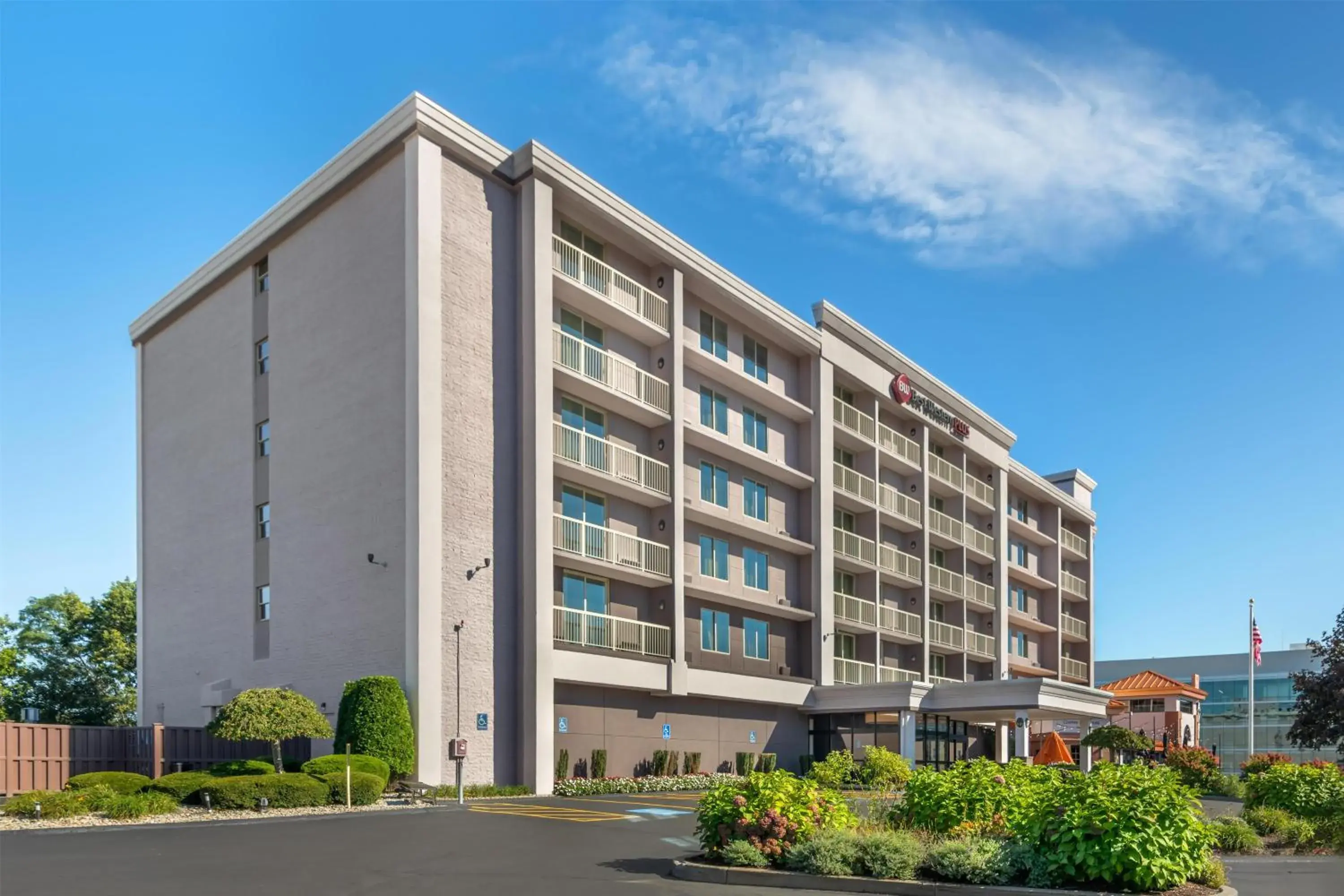 Property building in Best Western Plus Waltham Boston Property building in Best Western Plus Waltham Boston
