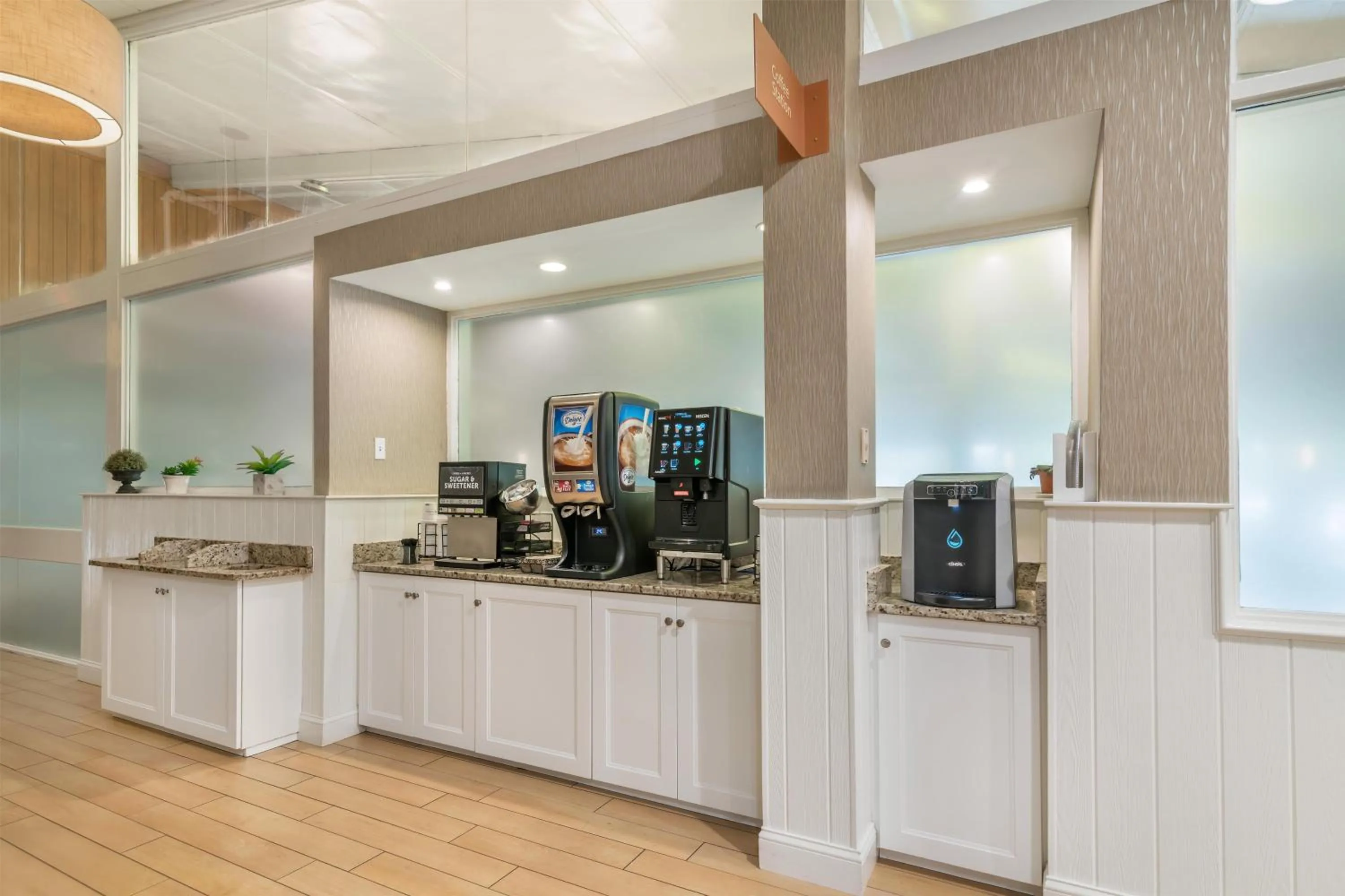 Lounge or bar in Best Western Plus Waltham Boston