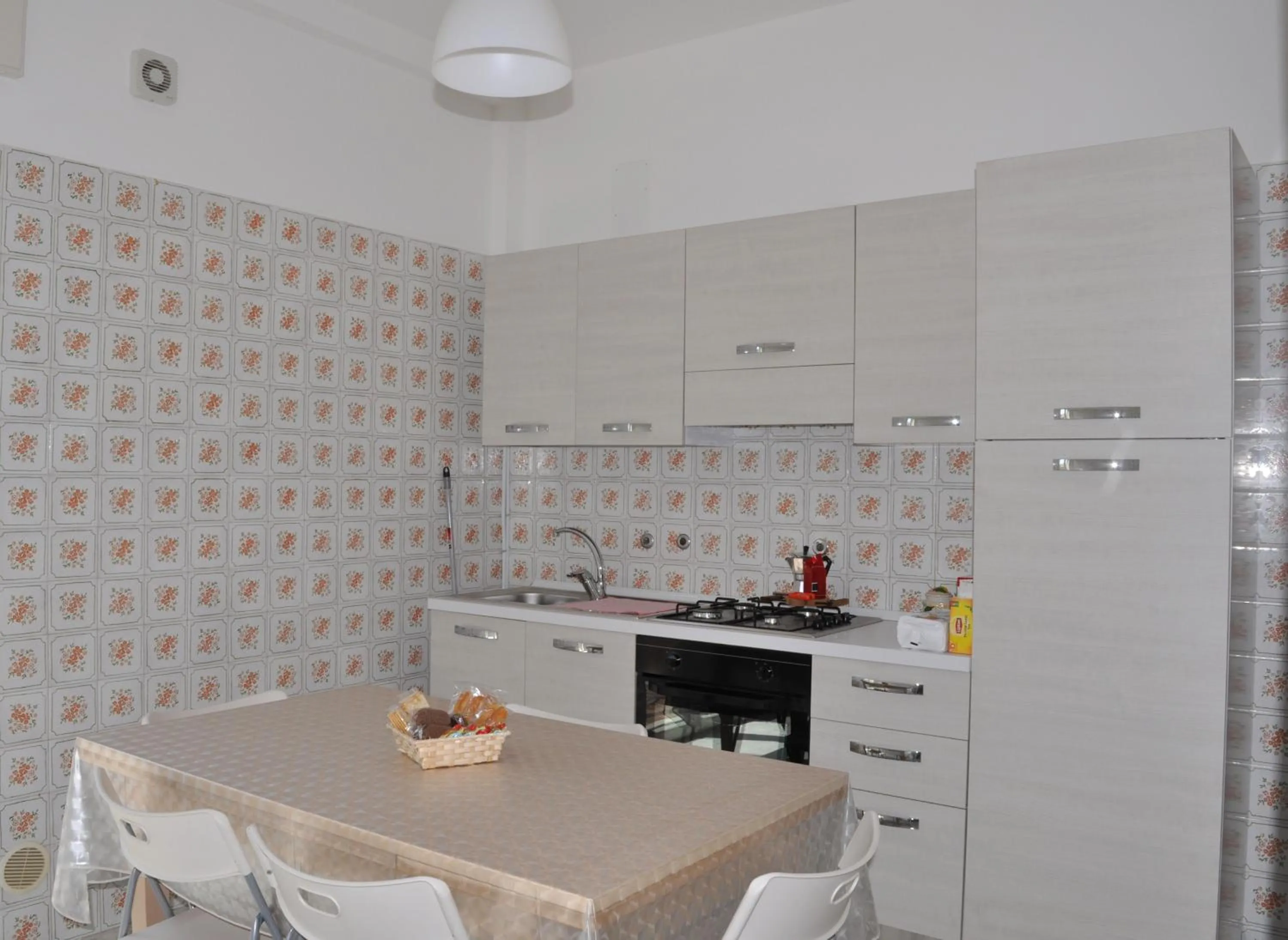 Communal kitchen in B&B da LEO