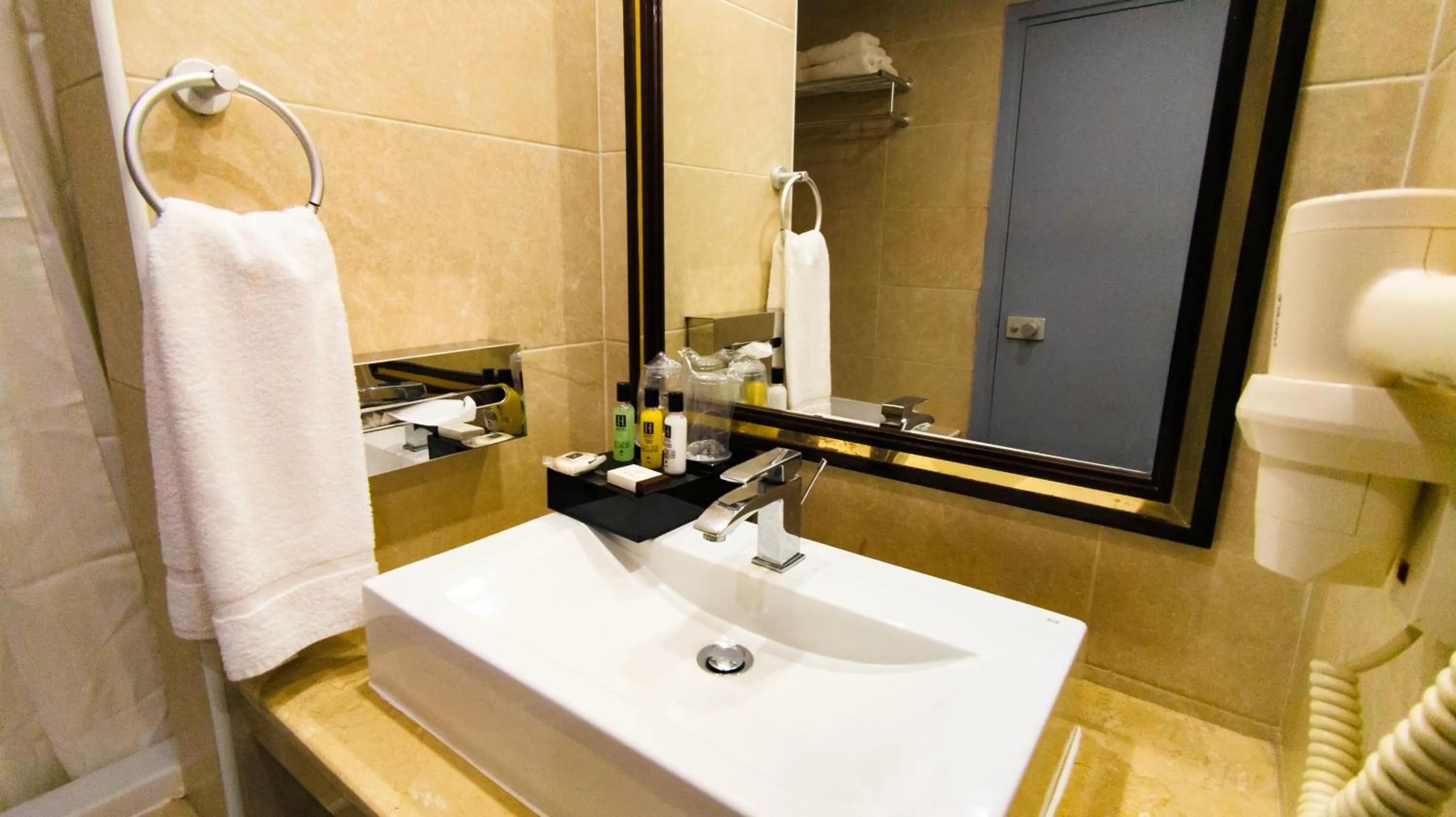 Shower in Hôtel Sarakawa