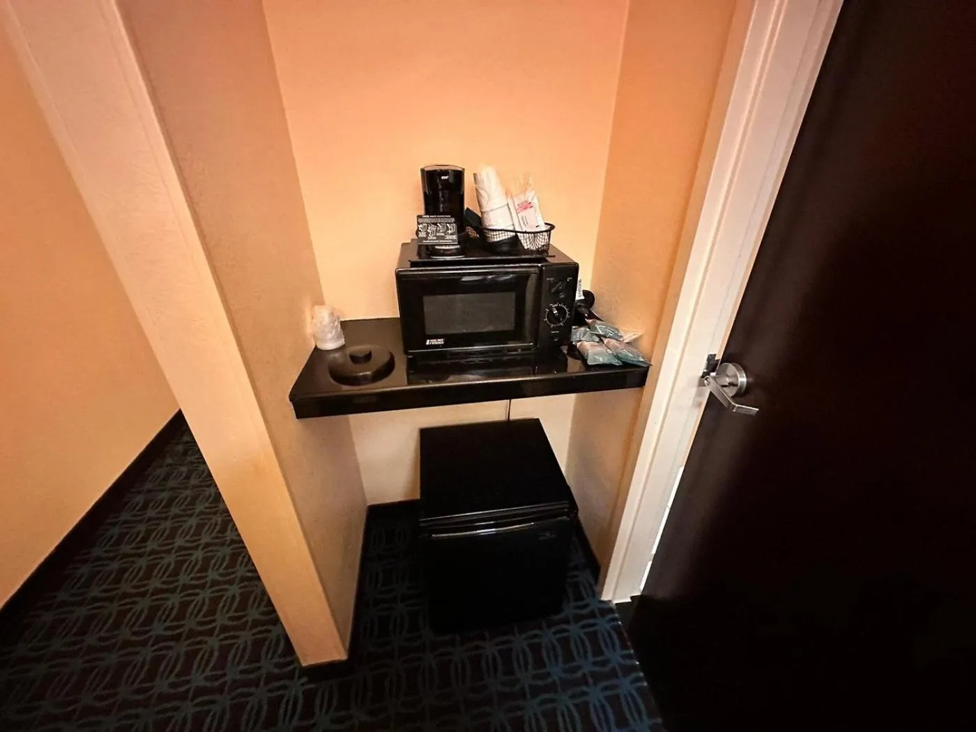 Coffee/tea facilities in Fairfield Inn and Suites by Marriott Atlanta Suwanee