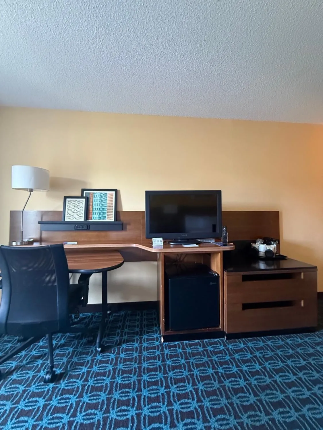 TV and multimedia in Fairfield Inn and Suites by Marriott Atlanta Suwanee