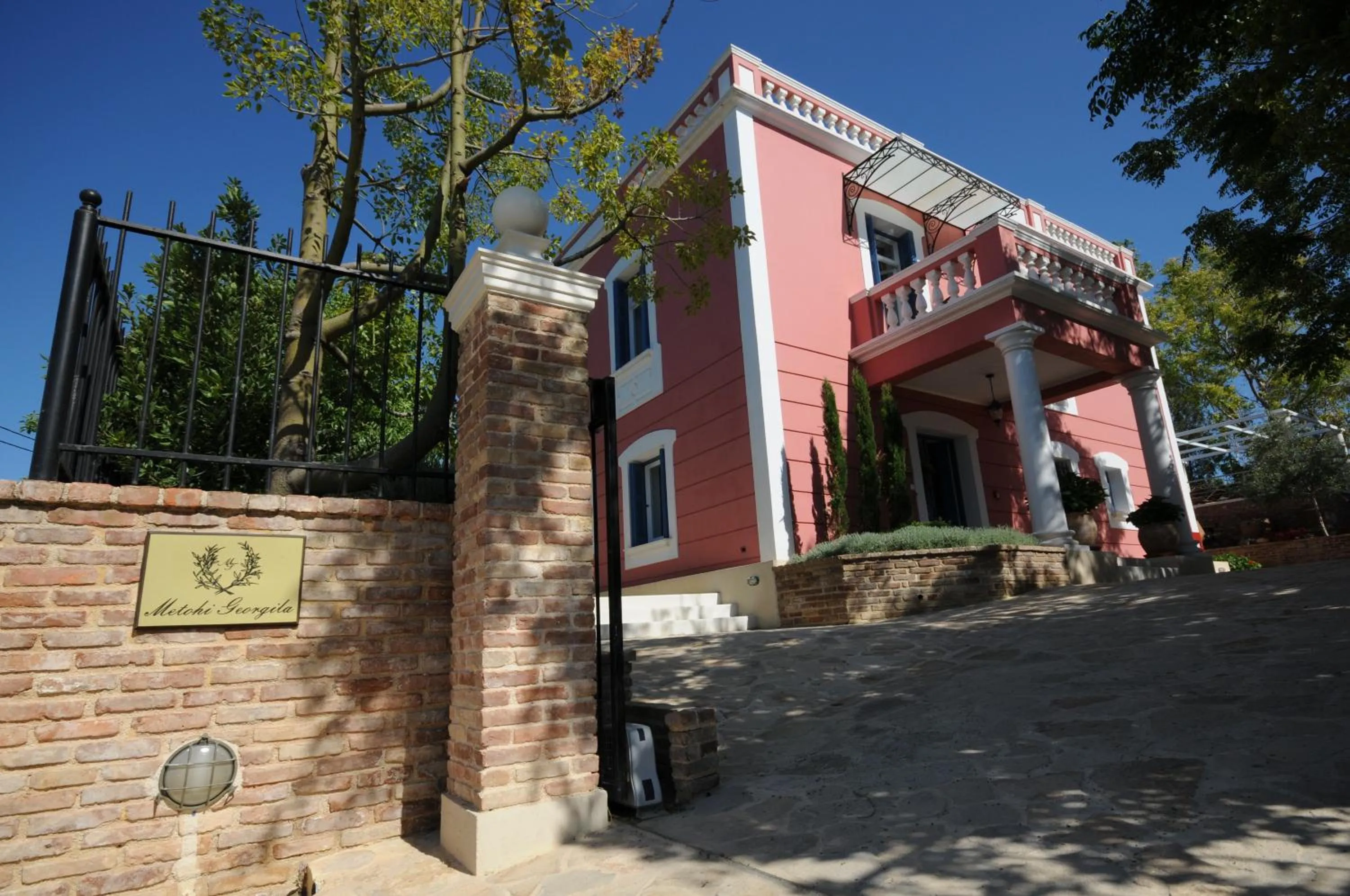 Facade/entrance in Metohi Georgila