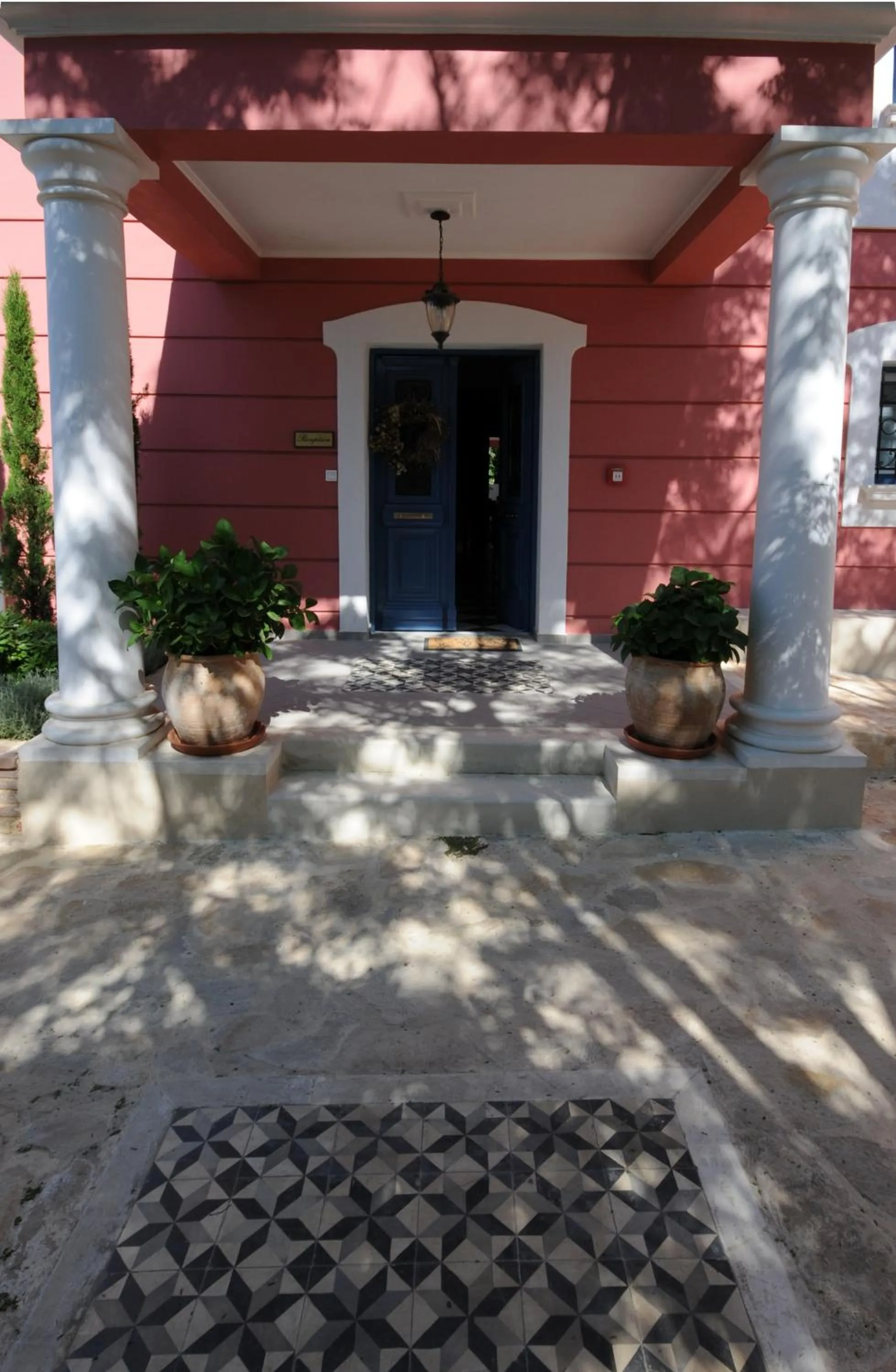 Facade/entrance in Metohi Georgila