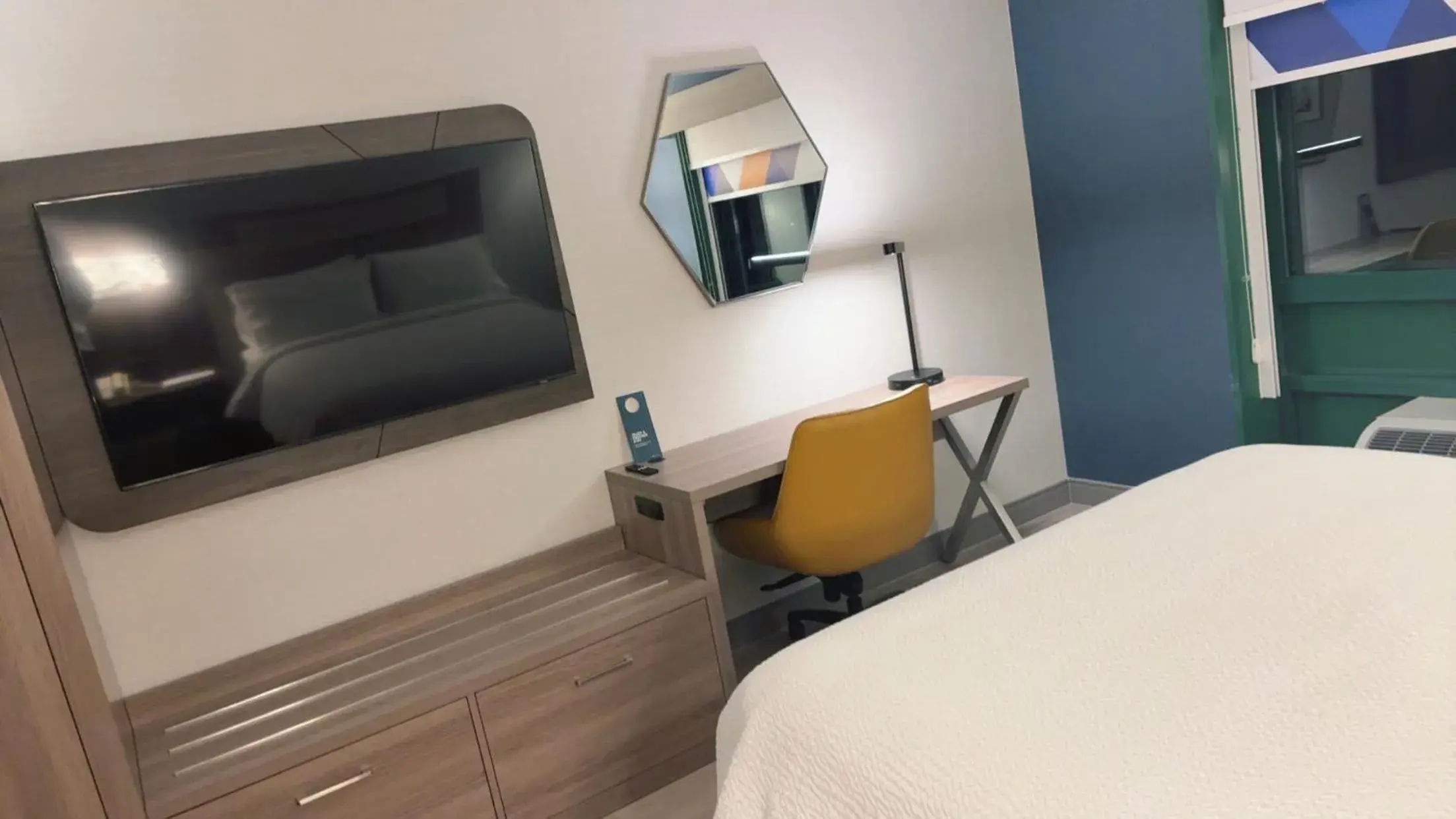 Bed in Holiday Inn Express Hotel & Suites Drums-Hazelton by IHG Bed in Holiday Inn Express Hotel & Suites Drums-Hazelton by IHG