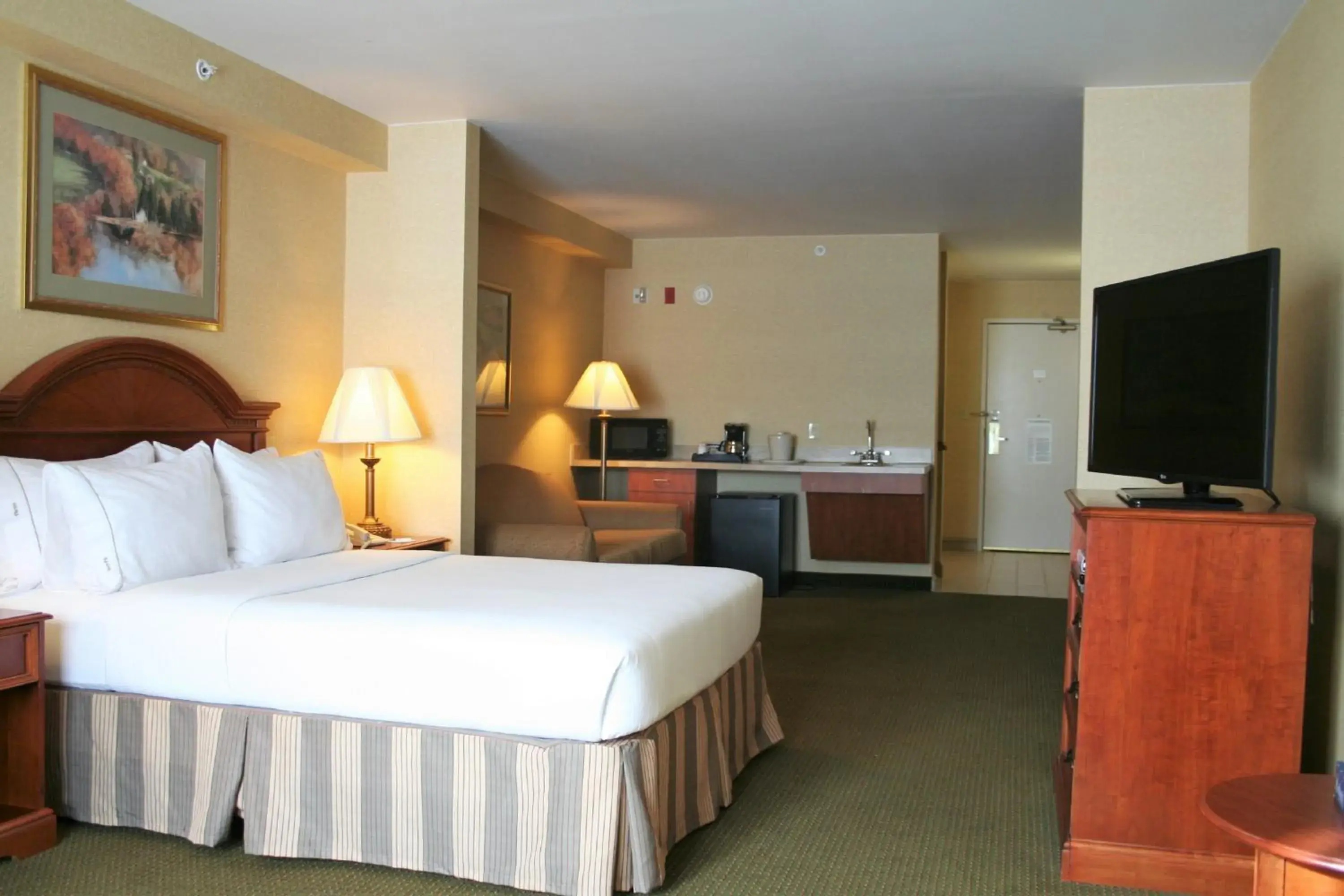 Photo of the whole room, Bed in Holiday Inn Express Hotel & Suites Drums-Hazelton by IHG Photo of the whole room, Bed in Holiday Inn Express Hotel & Suites Drums-Hazelton by IHG