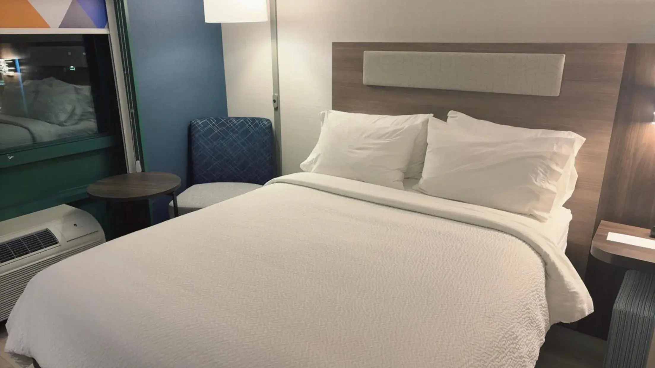 Bed in Holiday Inn Express Hotel & Suites Drums-Hazelton by IHG Bed in Holiday Inn Express Hotel & Suites Drums-Hazelton by IHG