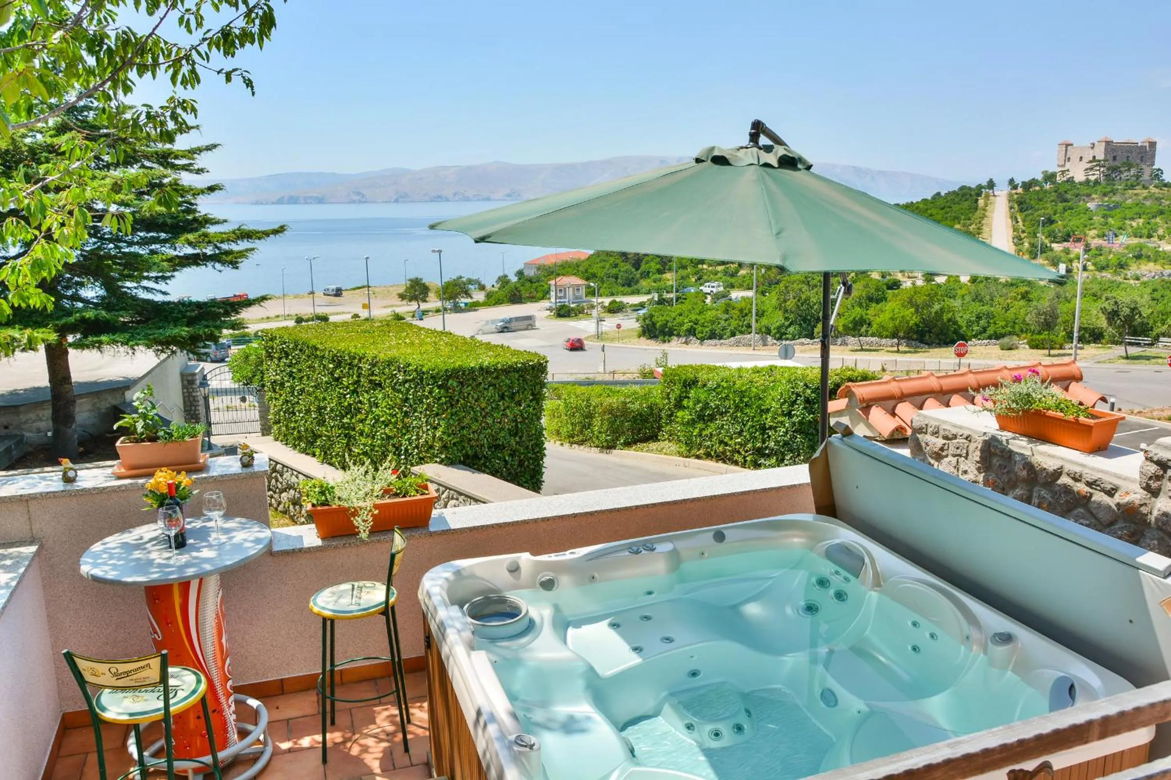 Hot Tub in Apartments Dada
