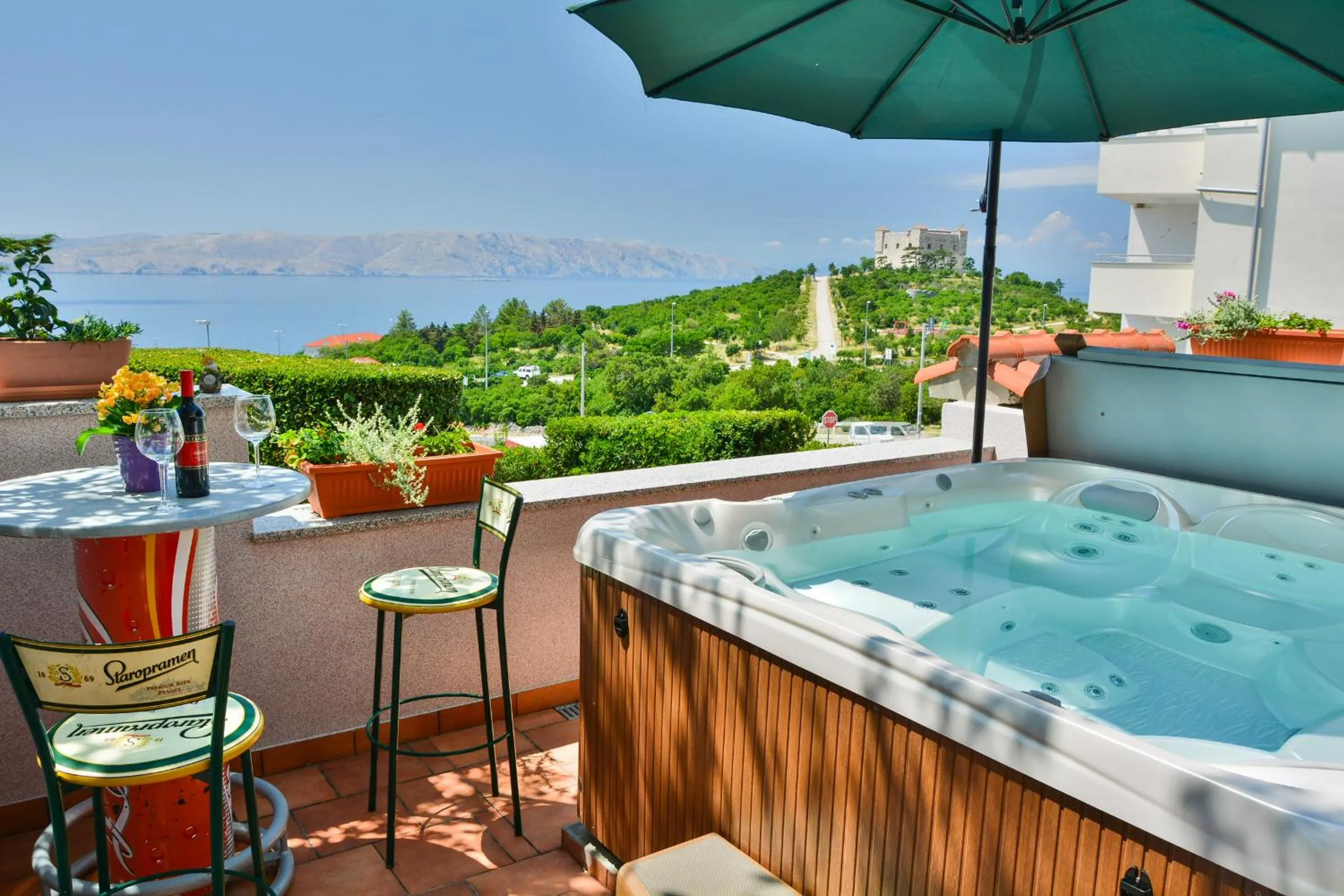 Hot Tub in Apartments Dada