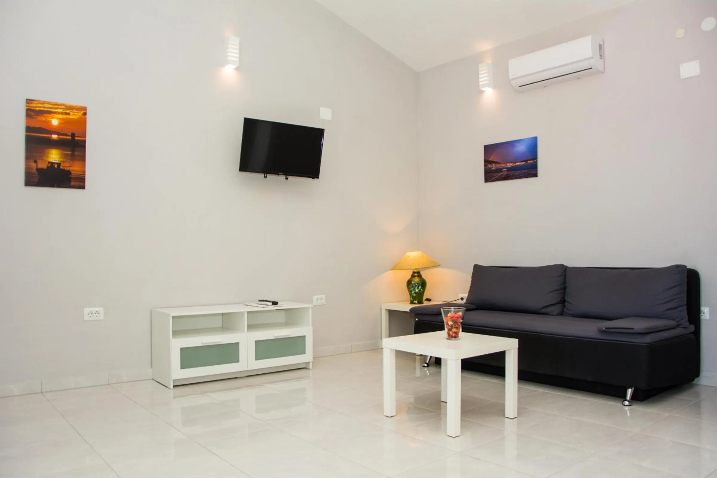 Communal lounge/ TV room in Apartments Dada