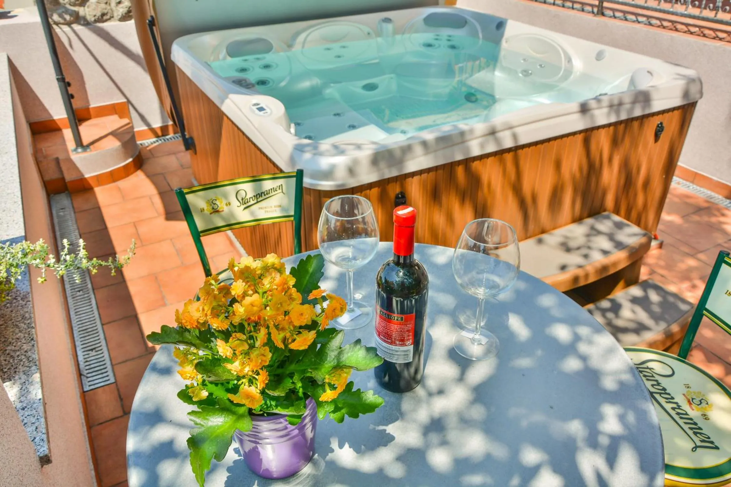 Hot Tub in Apartments Dada