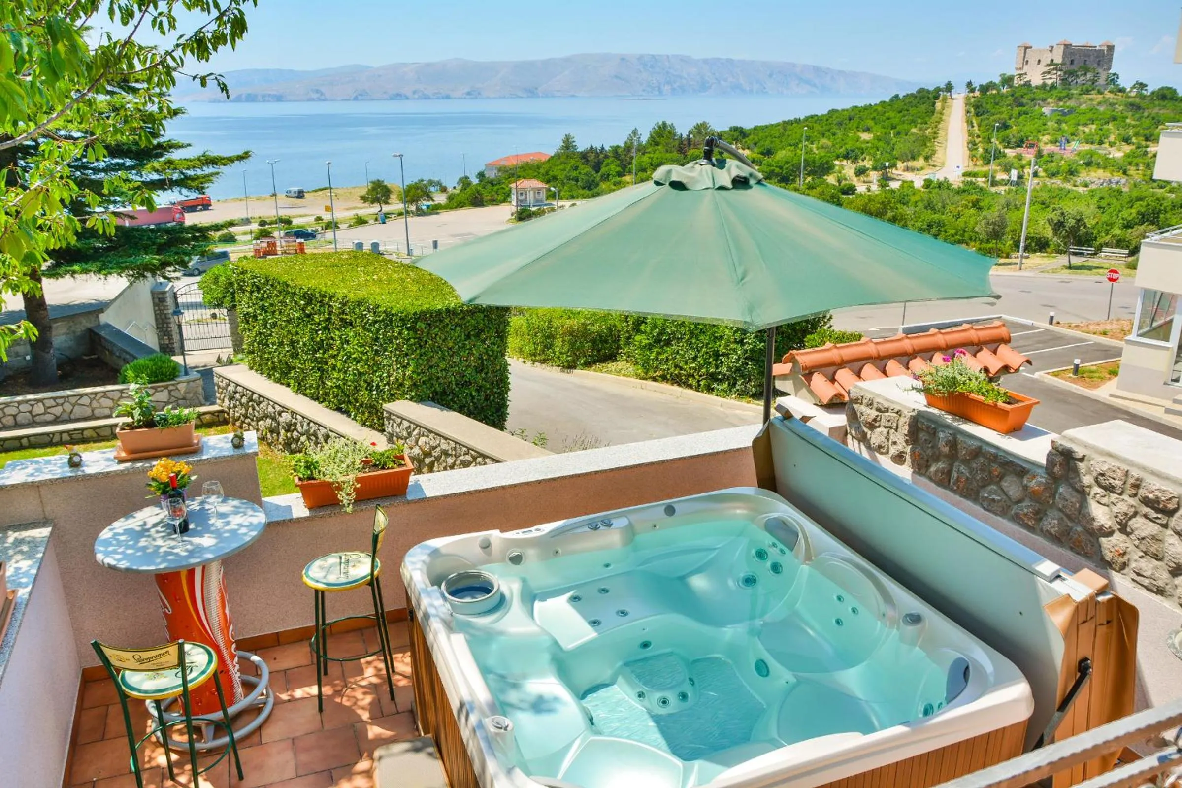 Hot Tub in Apartments Dada