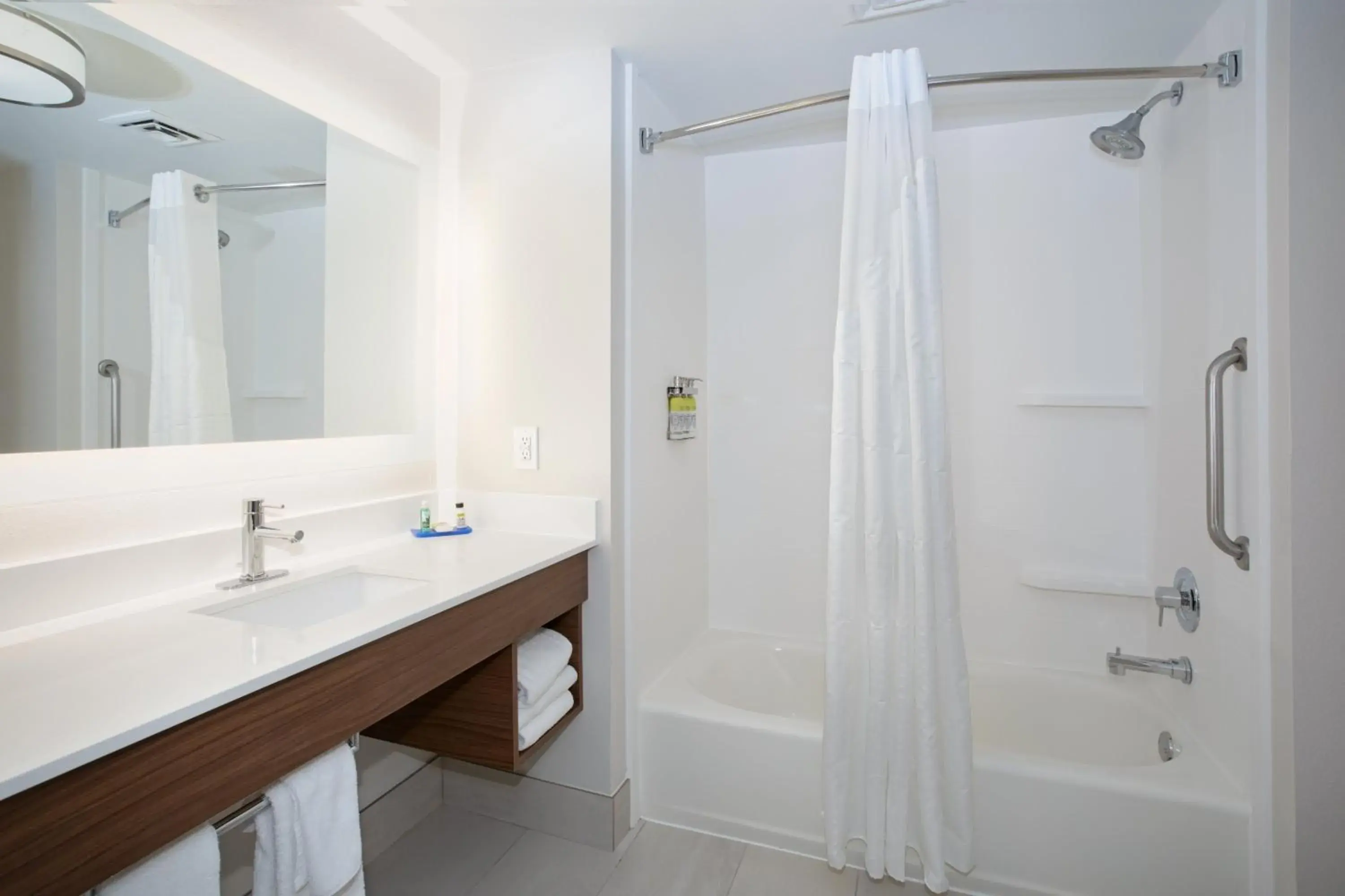 Standard Room in Holiday Inn Express Yreka-Shasta Area by IHG Standard Room in Holiday Inn Express Yreka-Shasta Area by IHG