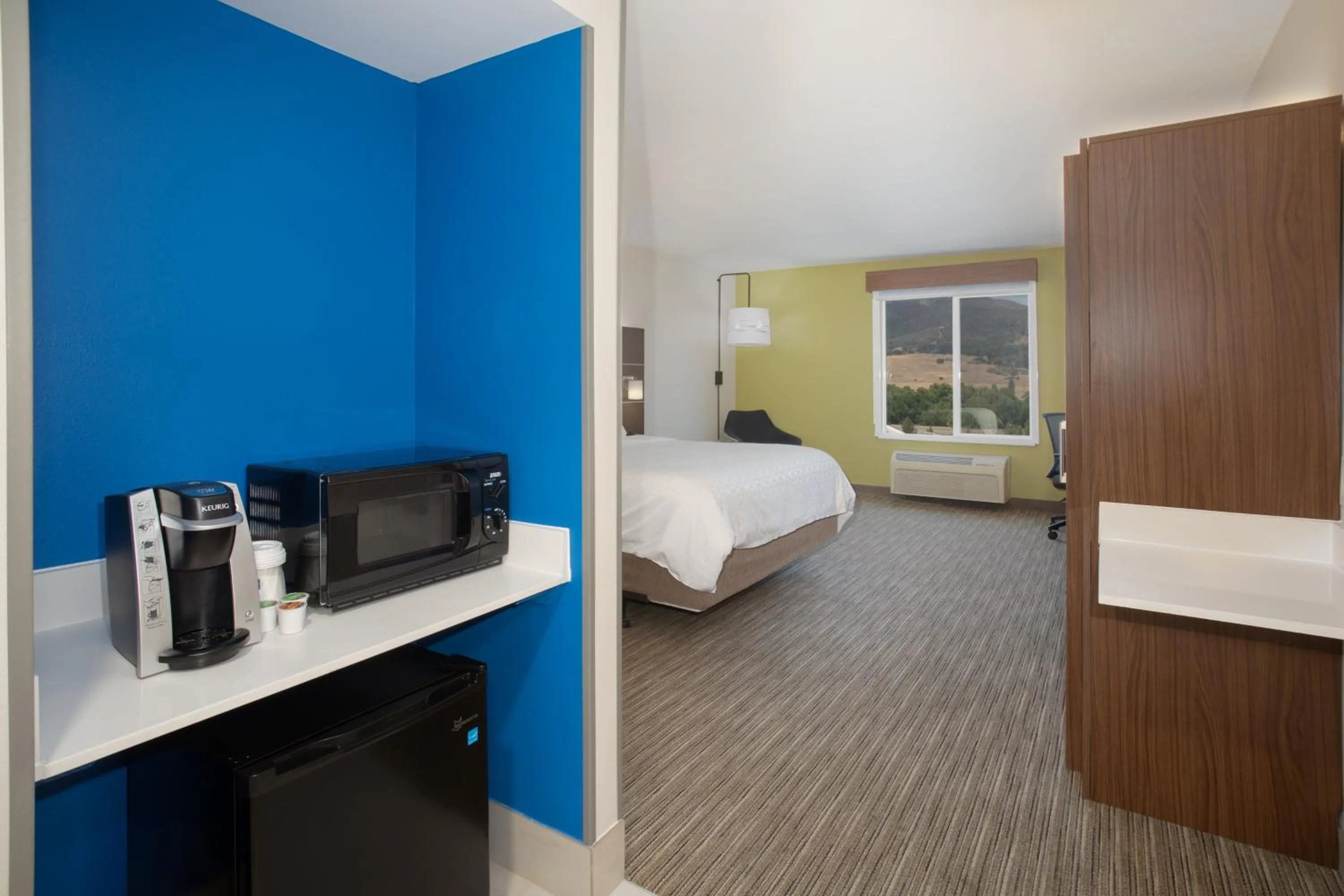 Photo of the whole room, Bed in Holiday Inn Express Yreka-Shasta Area by IHG
