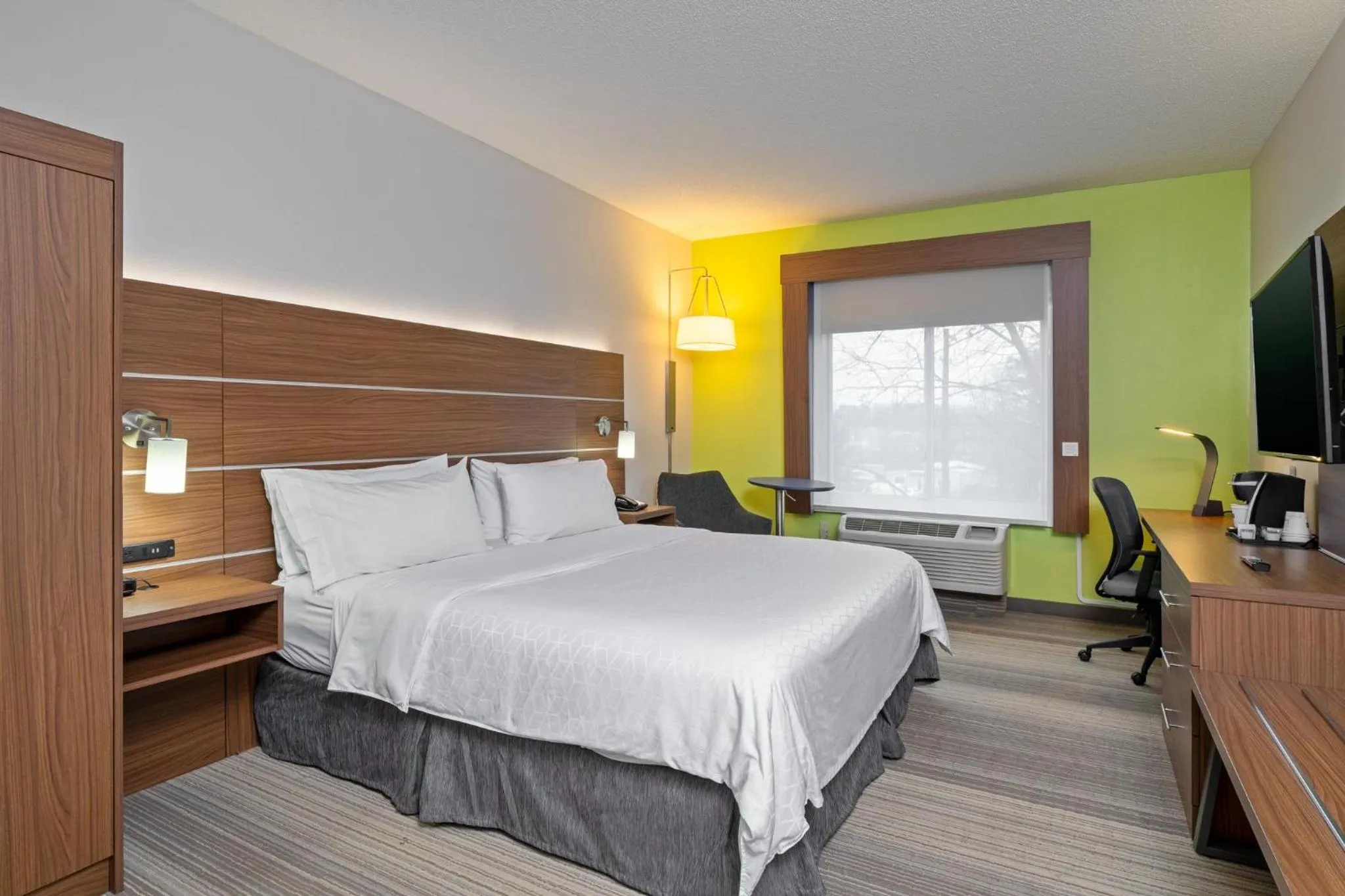 Photo of the whole room, Bed in Holiday Inn Express Hotel & Suites Woodbridge by IHG