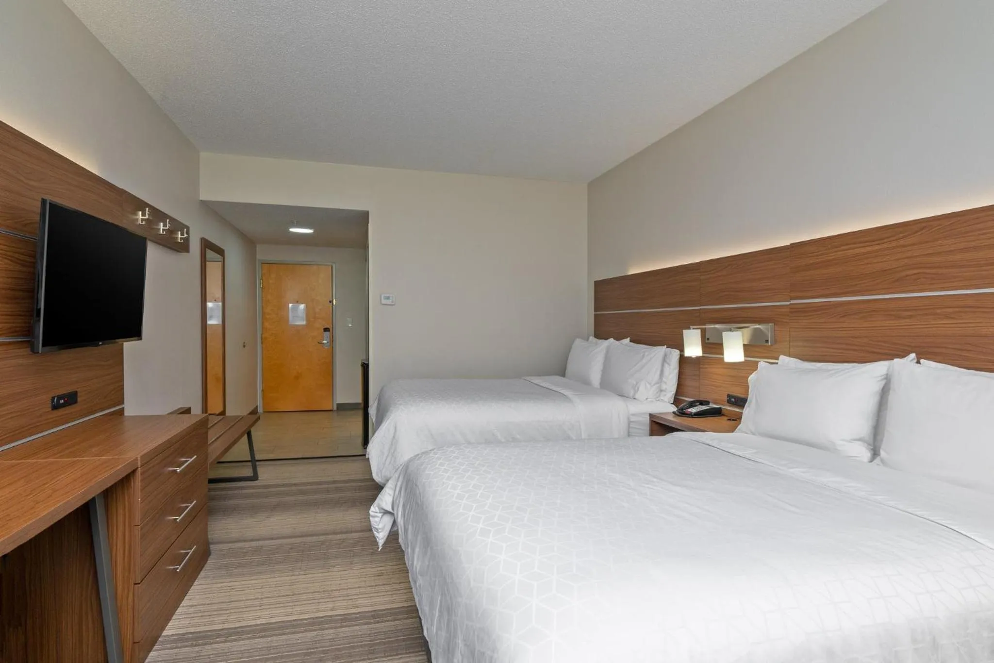 Photo of the whole room, Bed in Holiday Inn Express Hotel & Suites Woodbridge by IHG