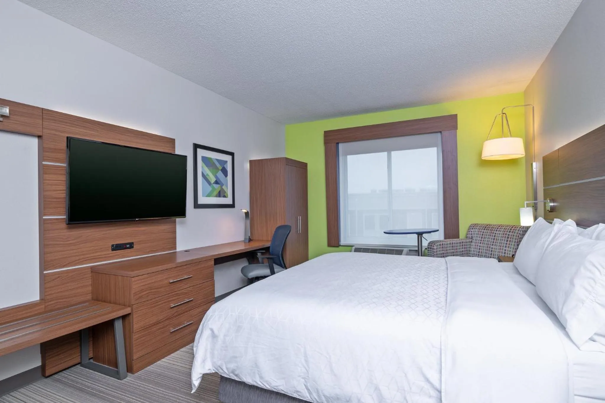 Photo of the whole room, Bed in Holiday Inn Express Hotel & Suites Woodbridge by IHG