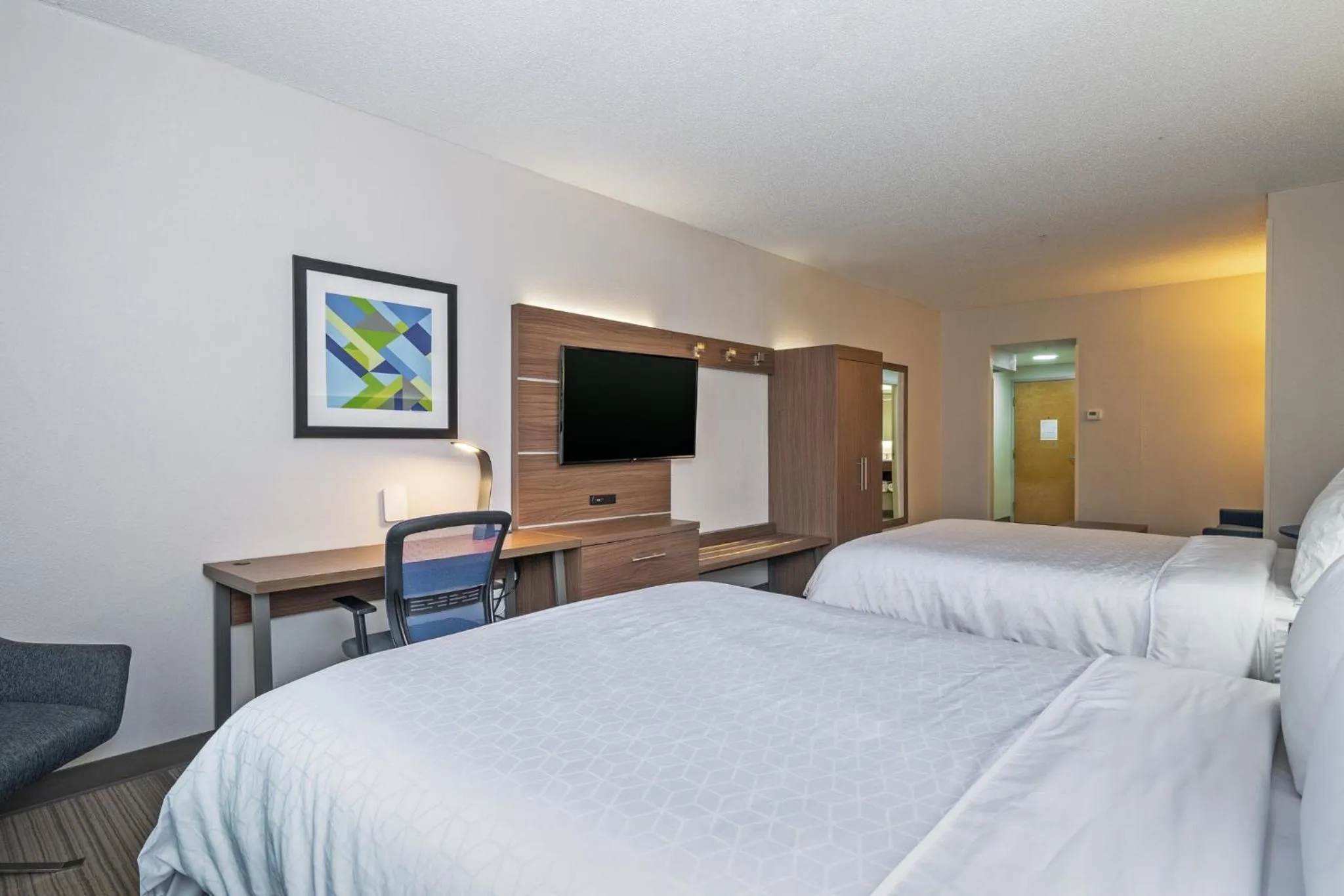 Photo of the whole room, Bed in Holiday Inn Express Hotel & Suites Woodbridge by IHG