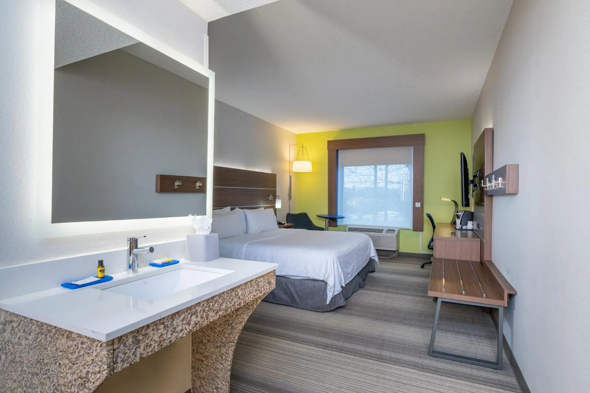 Photo of the whole room, Bed in Holiday Inn Express Hotel & Suites Woodbridge by IHG