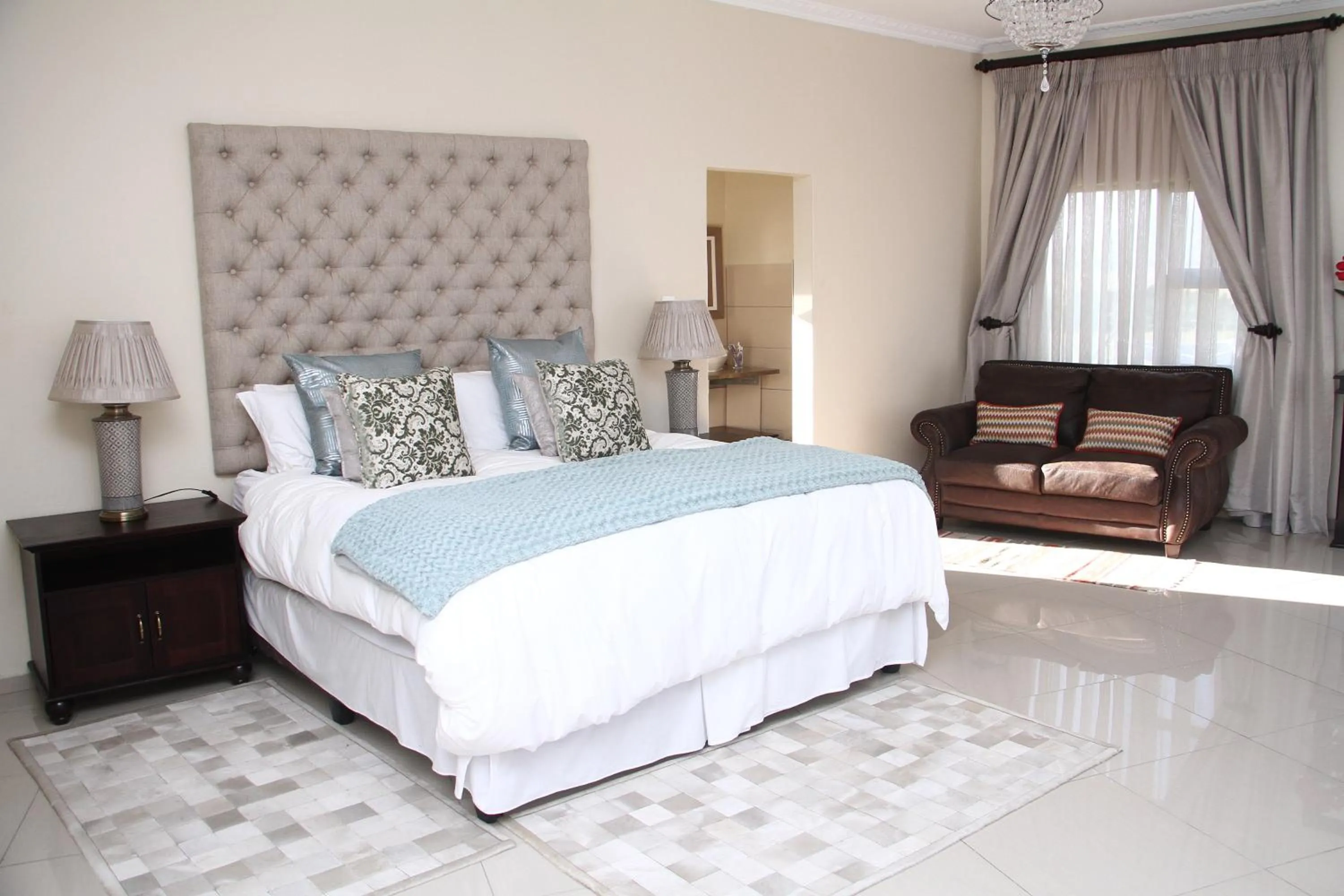 Photo of the whole room, Bed in Black Horses Lodge & Conferencing