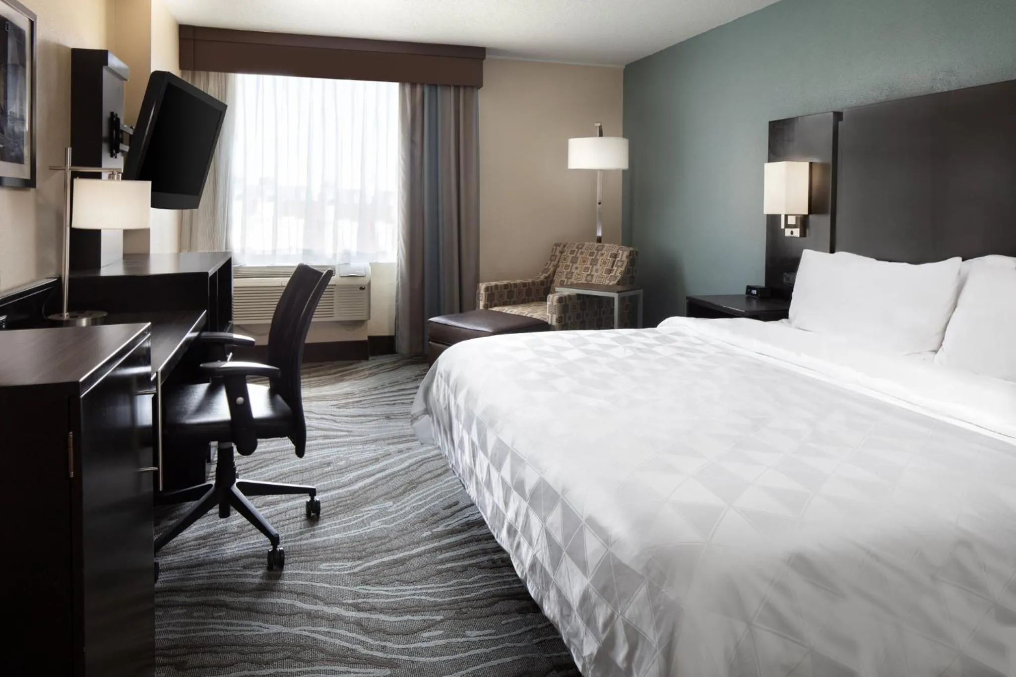 Photo of the whole room, Bed in Holiday Inn Rock Island-Quad Cities by IHG