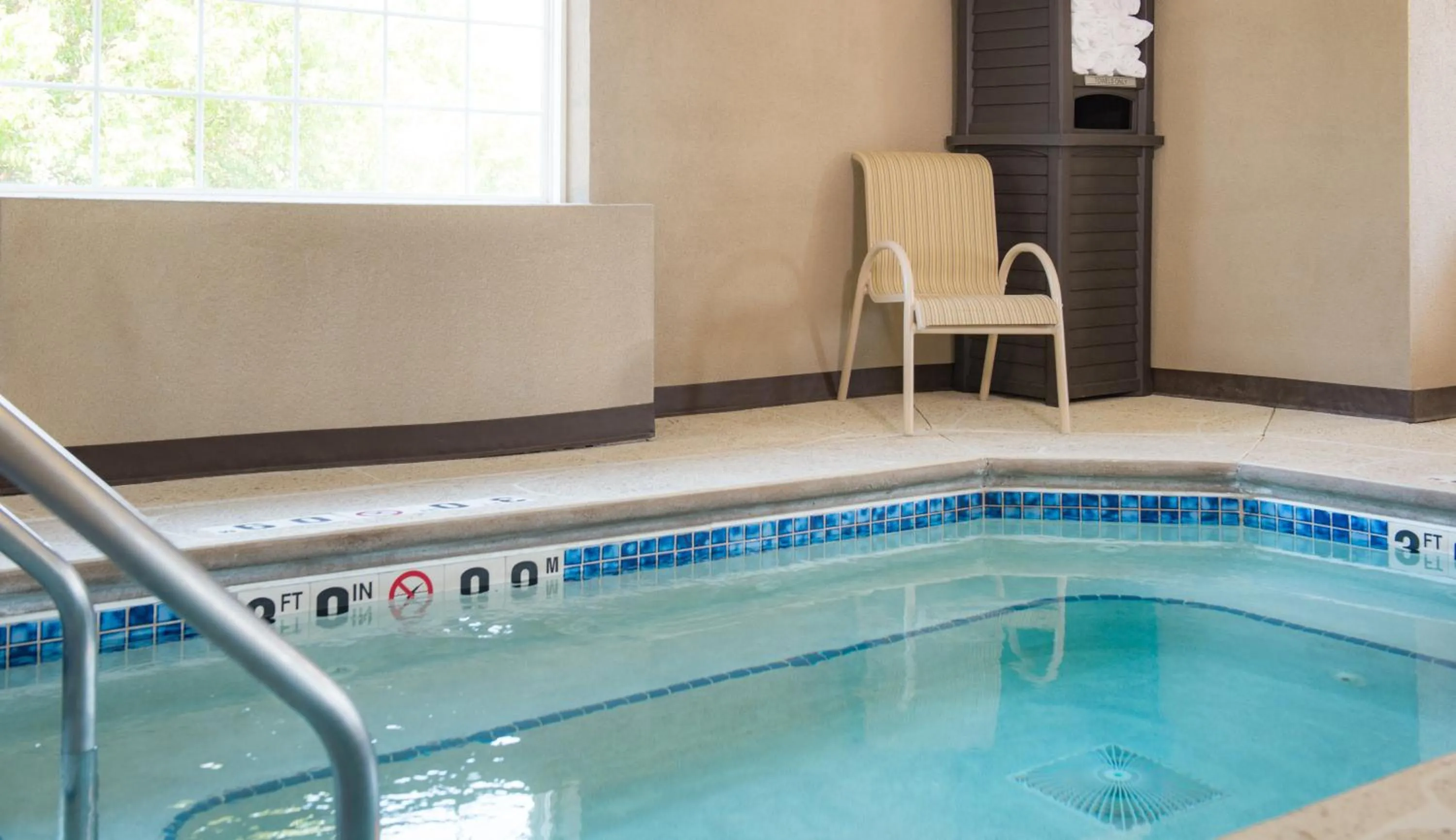 Swimming pool in Holiday Inn Express Le Claire Riverfront-Davenport by IHG