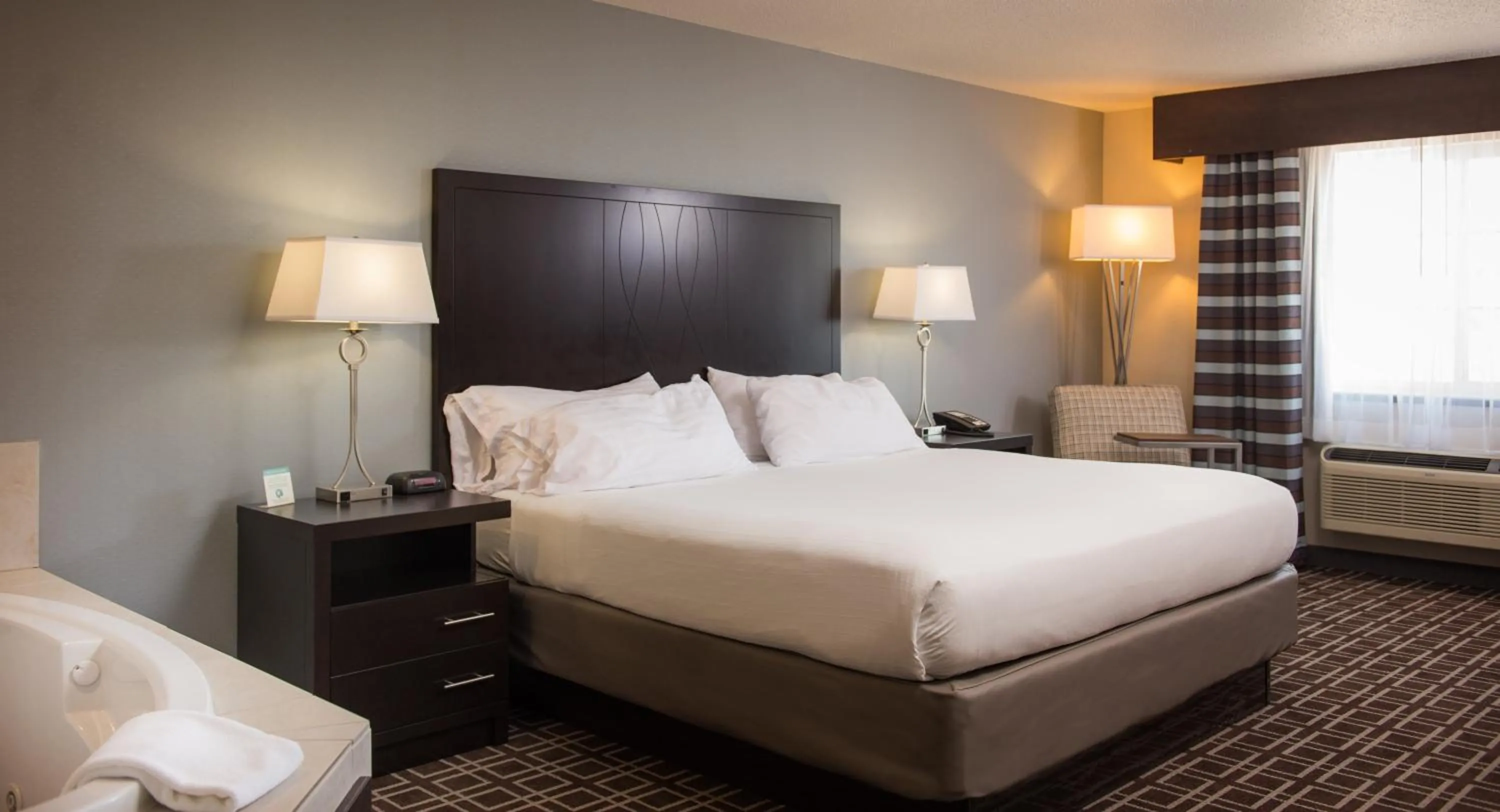 Bedroom, Bed in Holiday Inn Express Le Claire Riverfront-Davenport by IHG