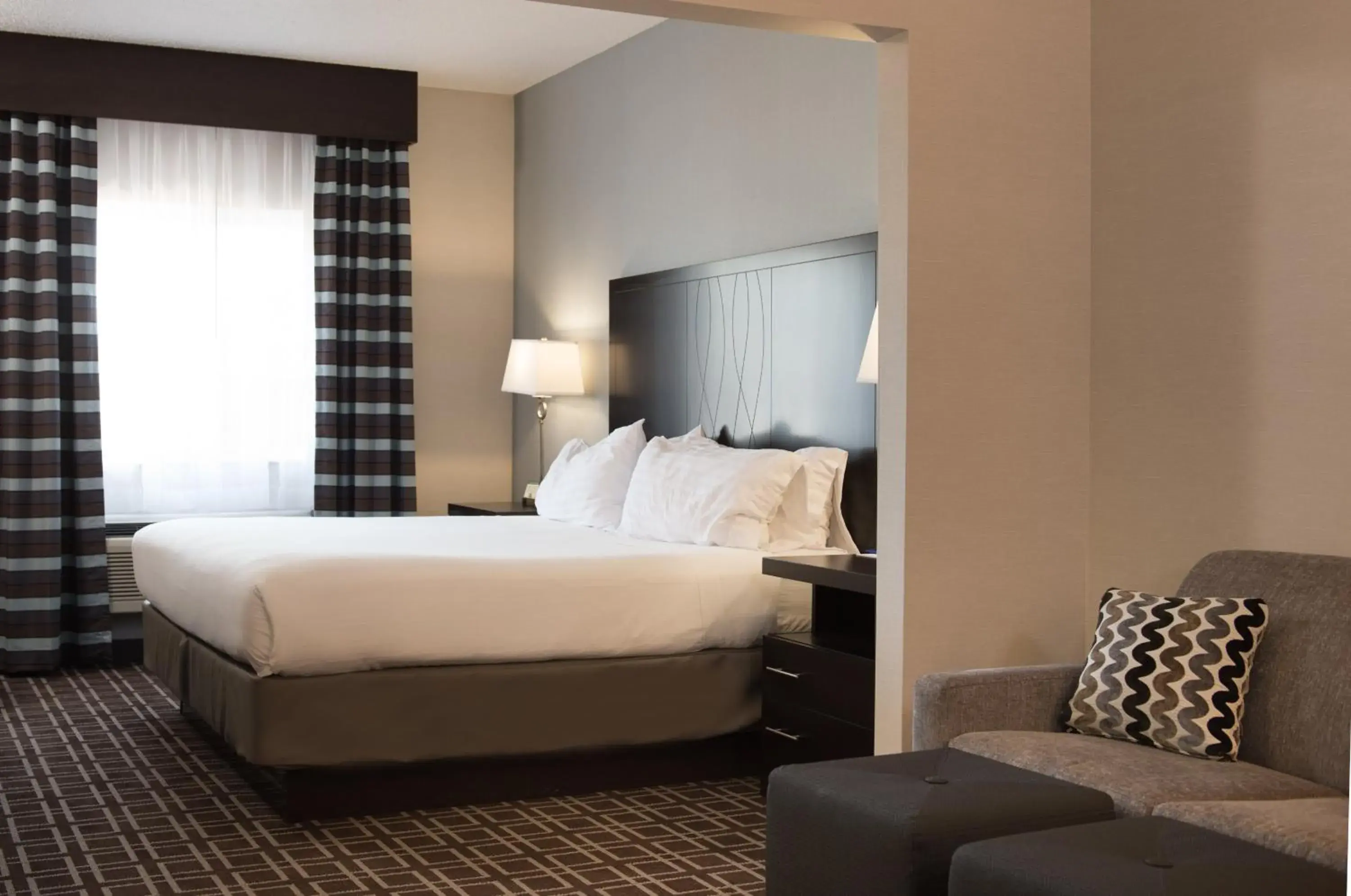 Deluxe King Room - Hearing Accessible in Holiday Inn Express Le Claire Riverfront-Davenport by IHG Deluxe King Room - Hearing Accessible in Holiday Inn Express Le Claire Riverfront-Davenport by IHG