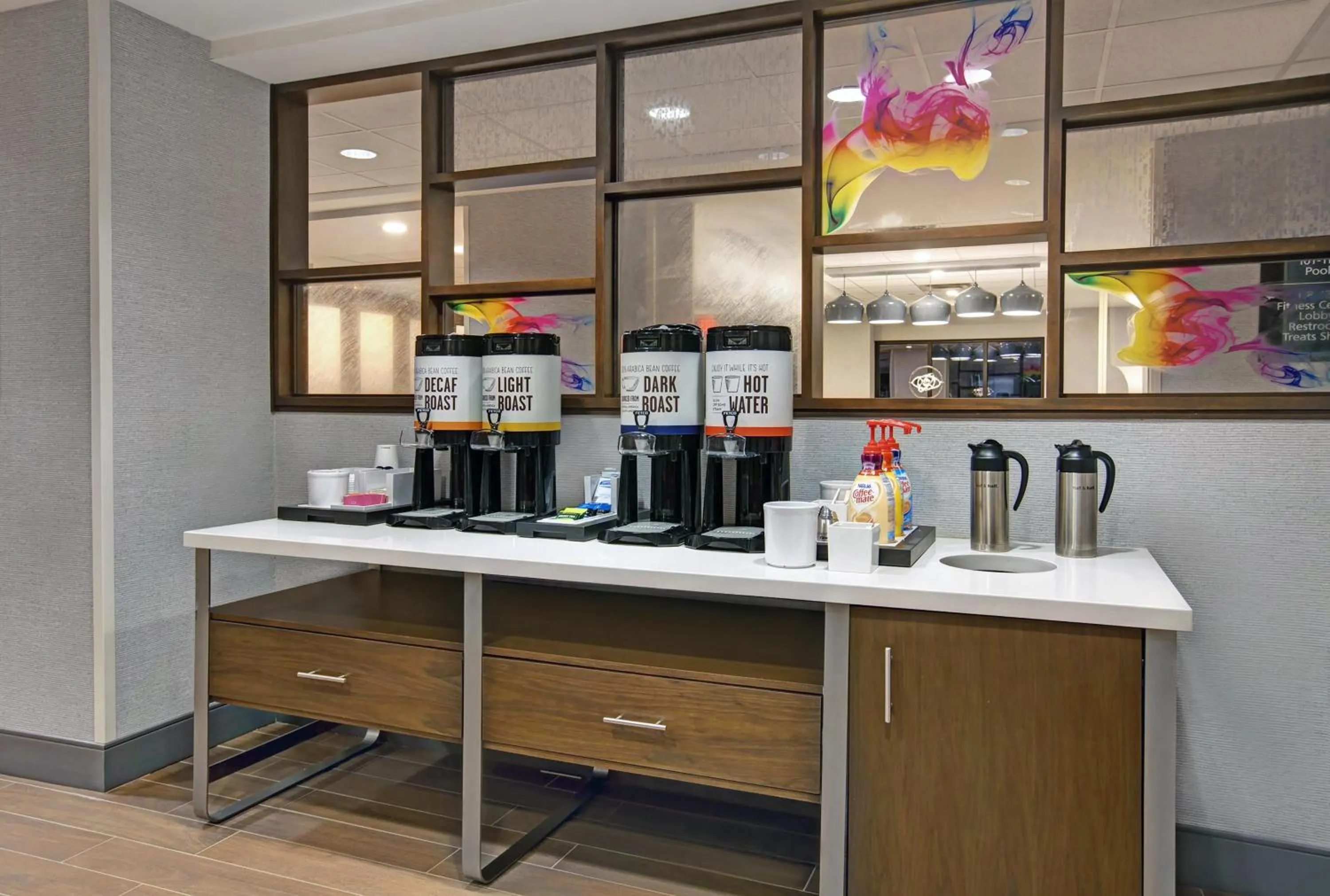 Dining area in Hampton Inn Westfield
