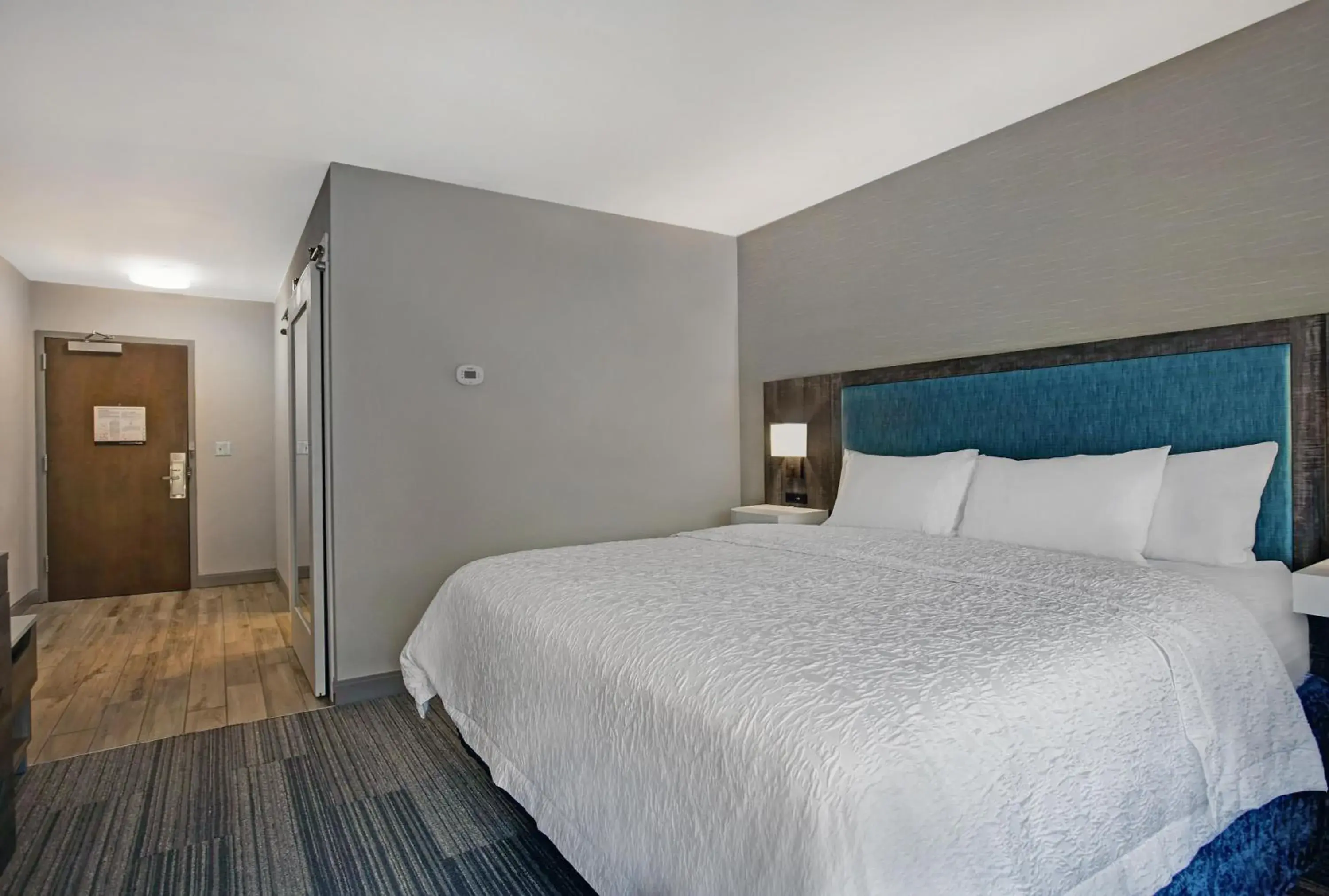 Photo of the whole room, Bed in Hampton Inn Westfield Photo of the whole room, Bed in Hampton Inn Westfield