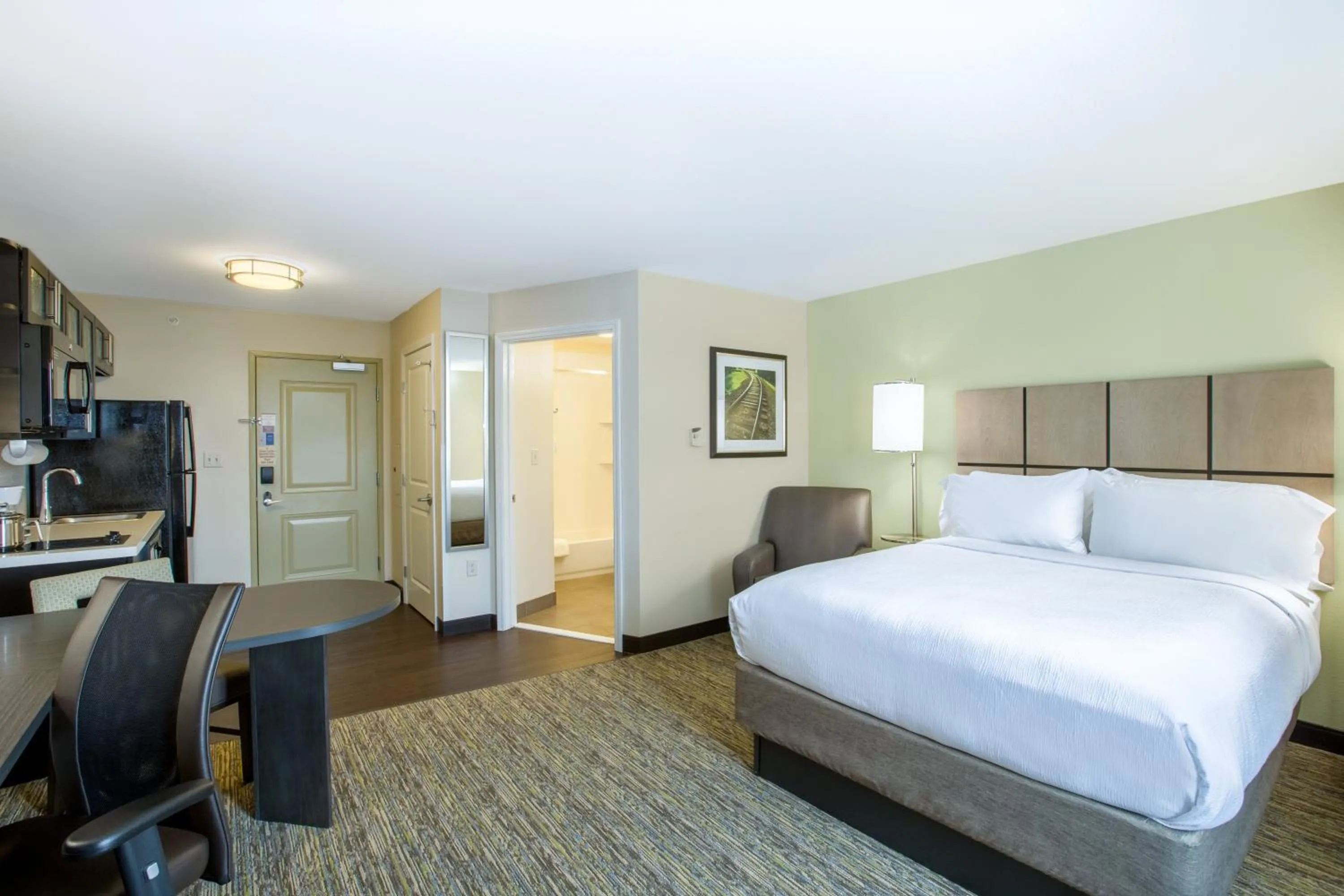 Photo of the whole room, Bed in Candlewood Suites Bellevue by IHG