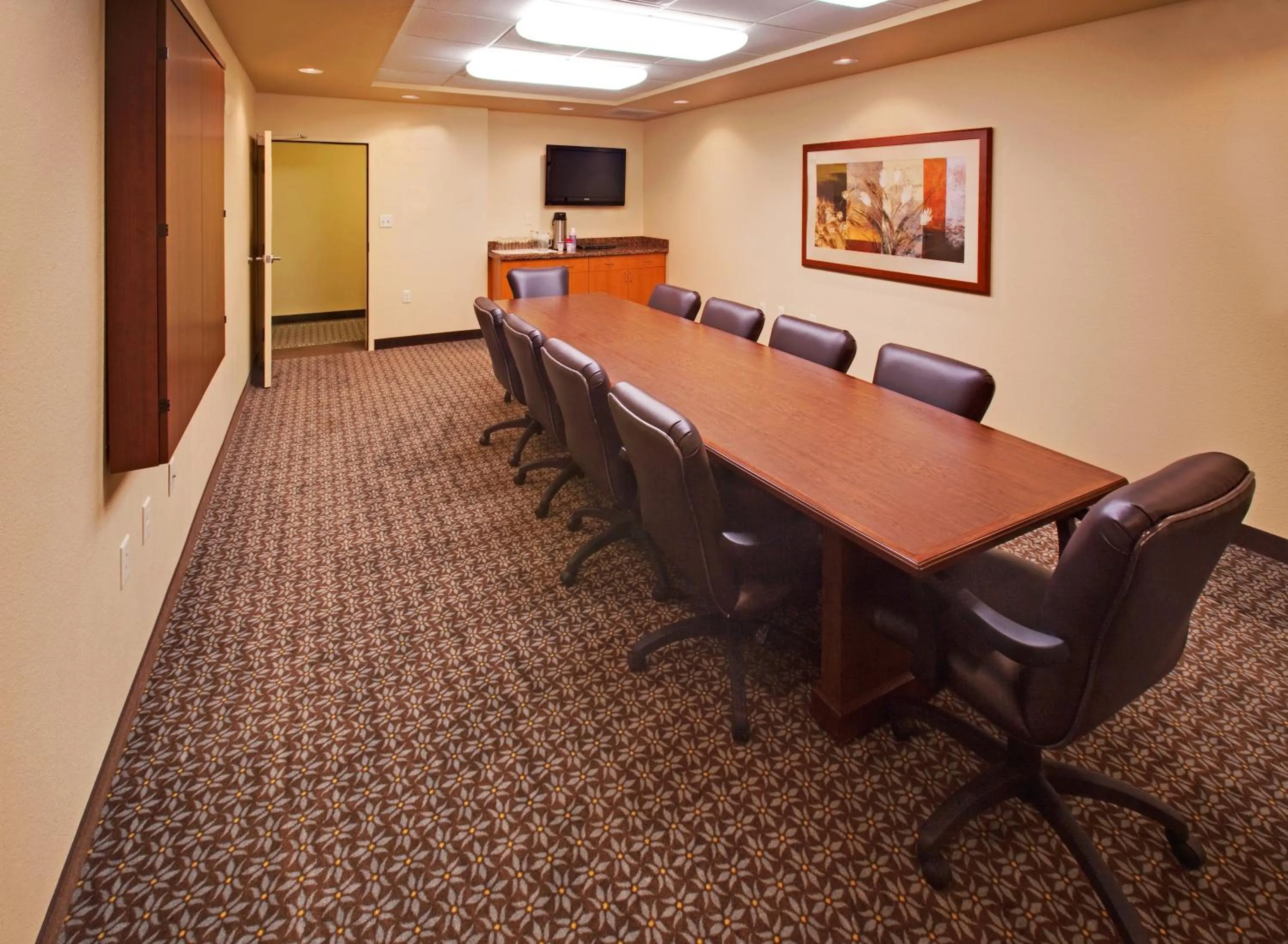 Meeting/conference room in Candlewood Suites Bellevue by IHG
