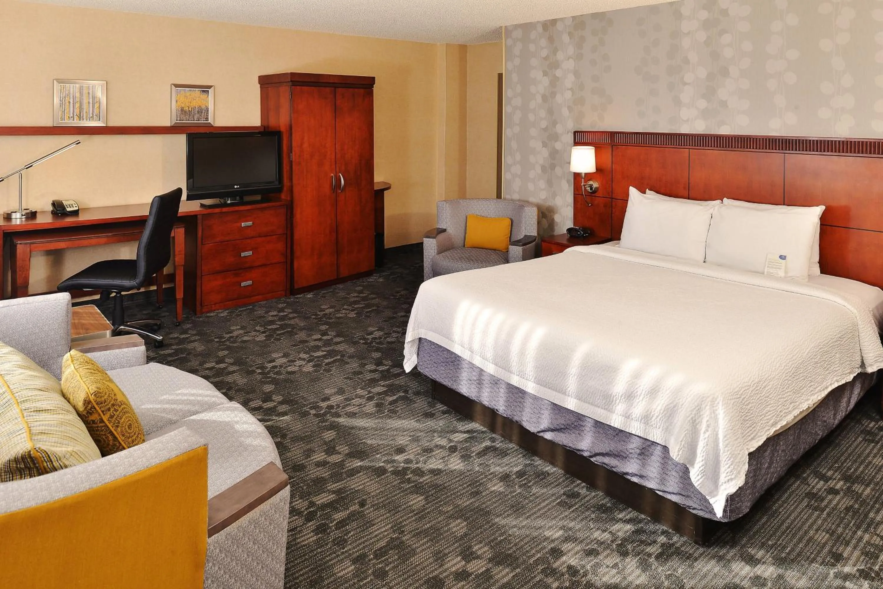 Photo of the whole room, Bed in Courtyard by Marriott Denver Cherry Creek