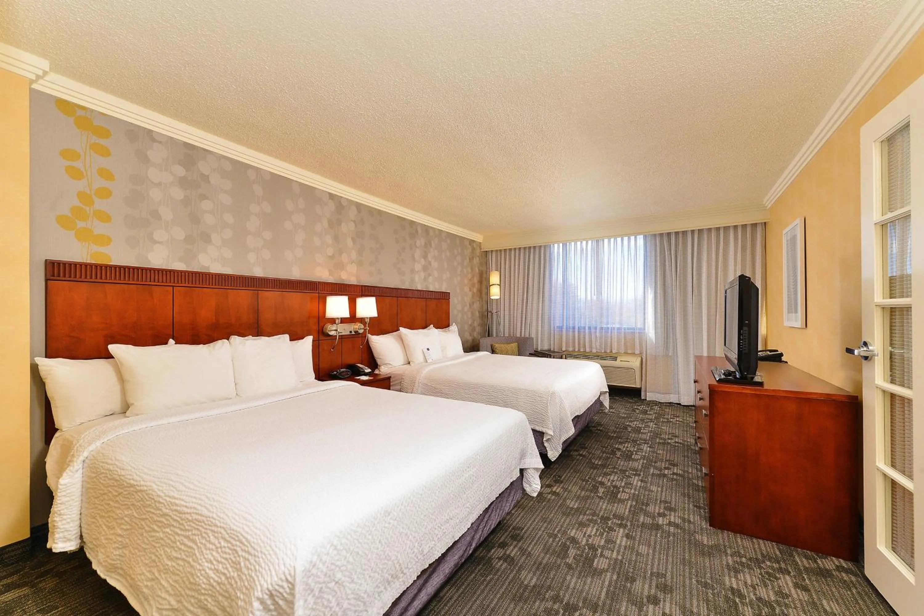 Photo of the whole room, Bed in Courtyard by Marriott Denver Cherry Creek