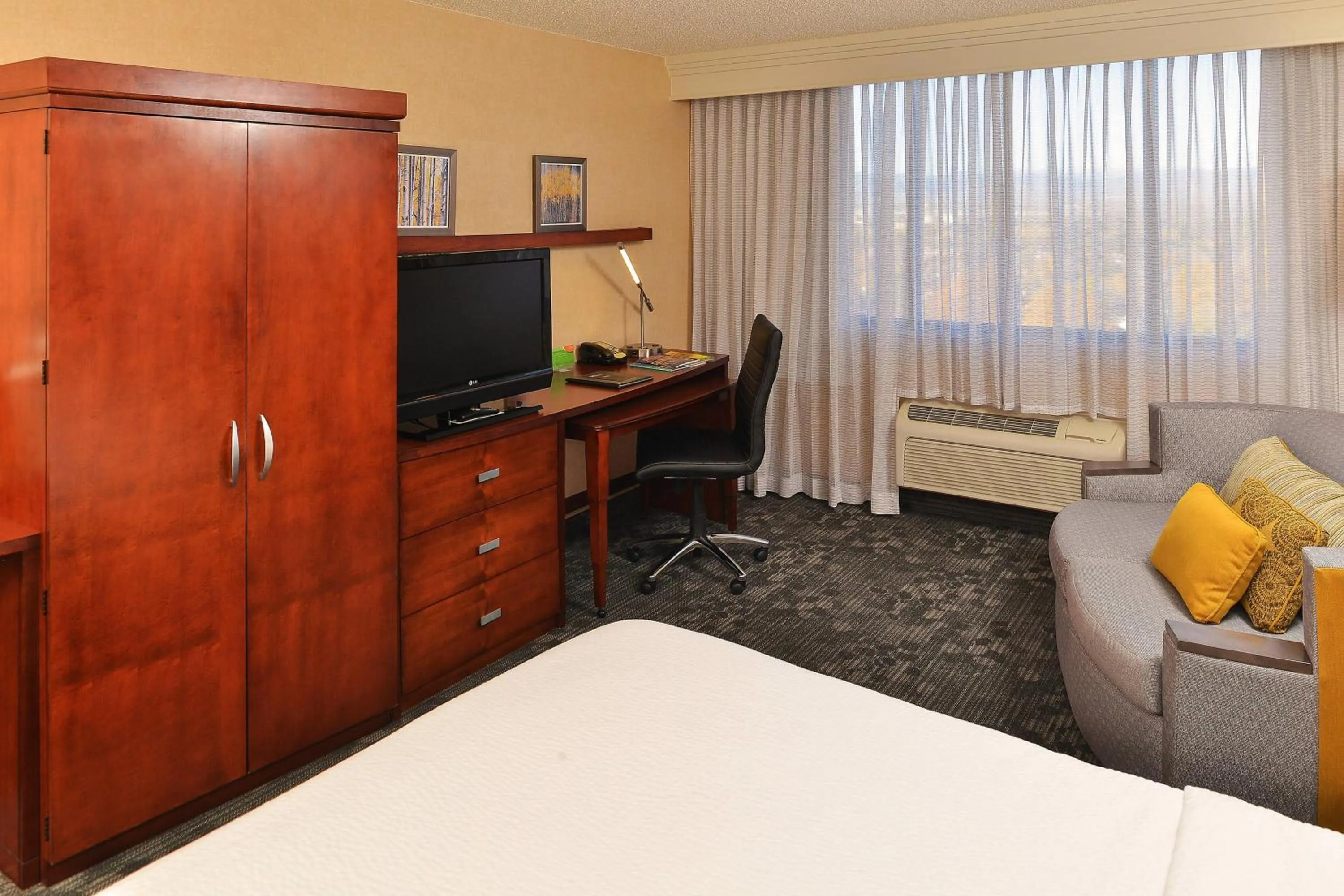 Living room, Bed in Courtyard by Marriott Denver Cherry Creek