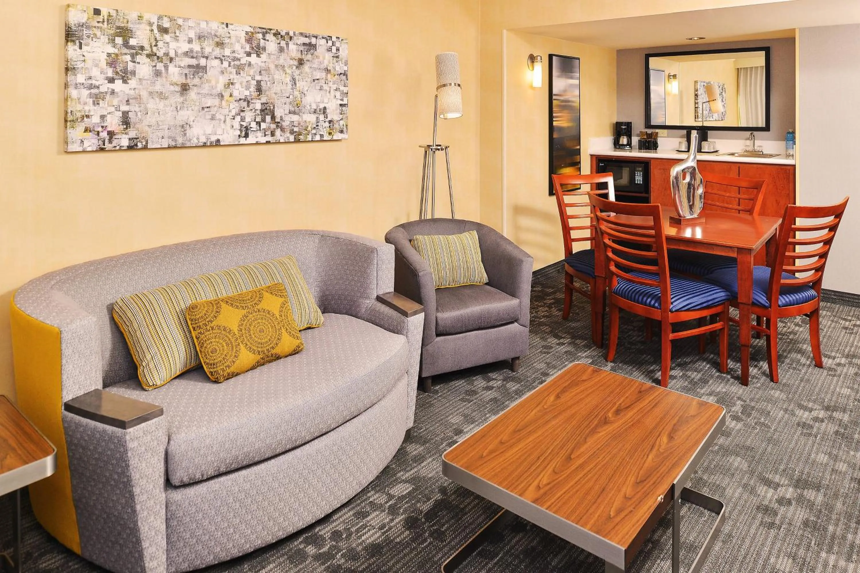 Living room in Courtyard by Marriott Denver Cherry Creek