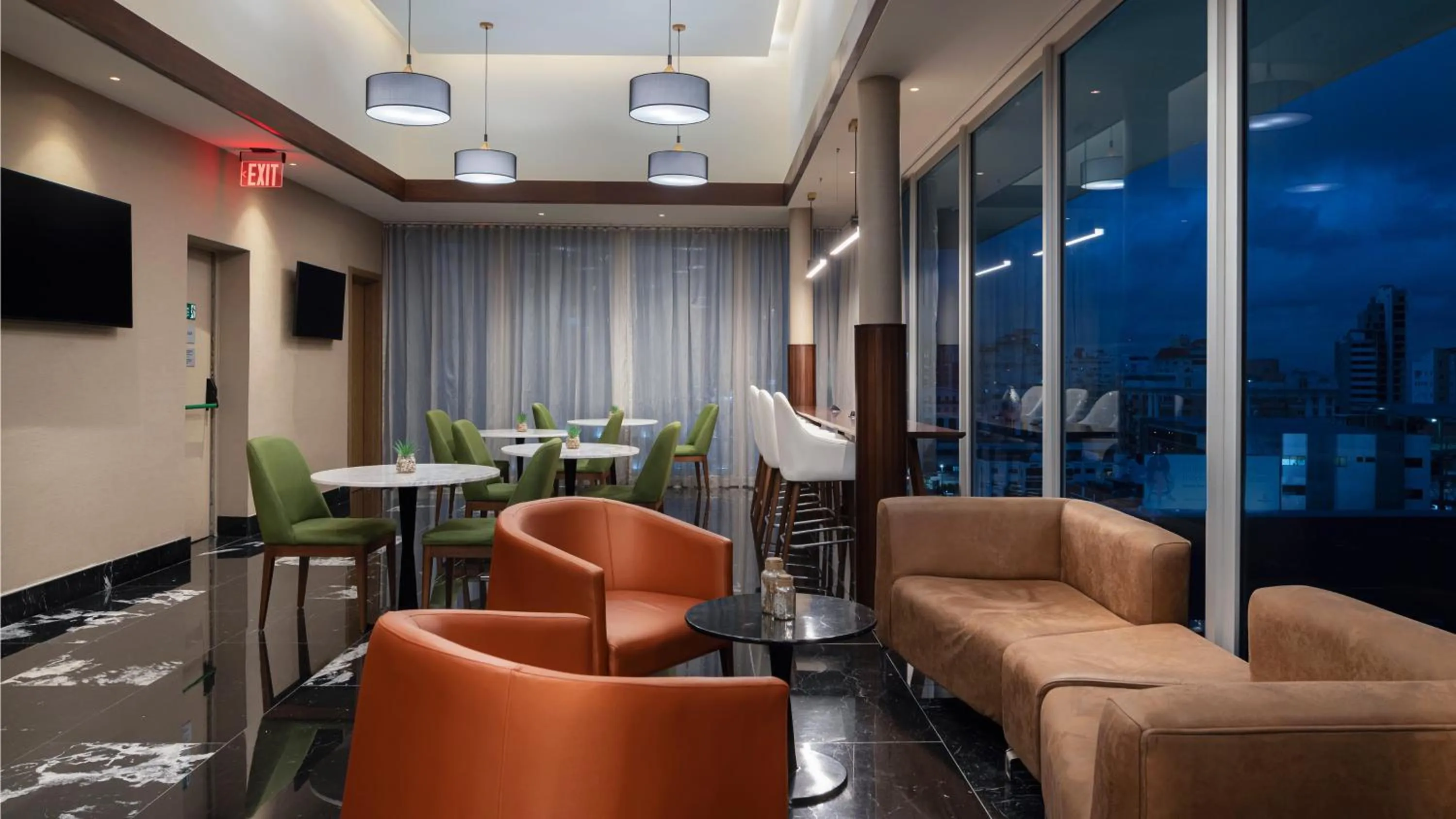 Lounge or bar in Holiday Inn Santo Domingo by IHG
