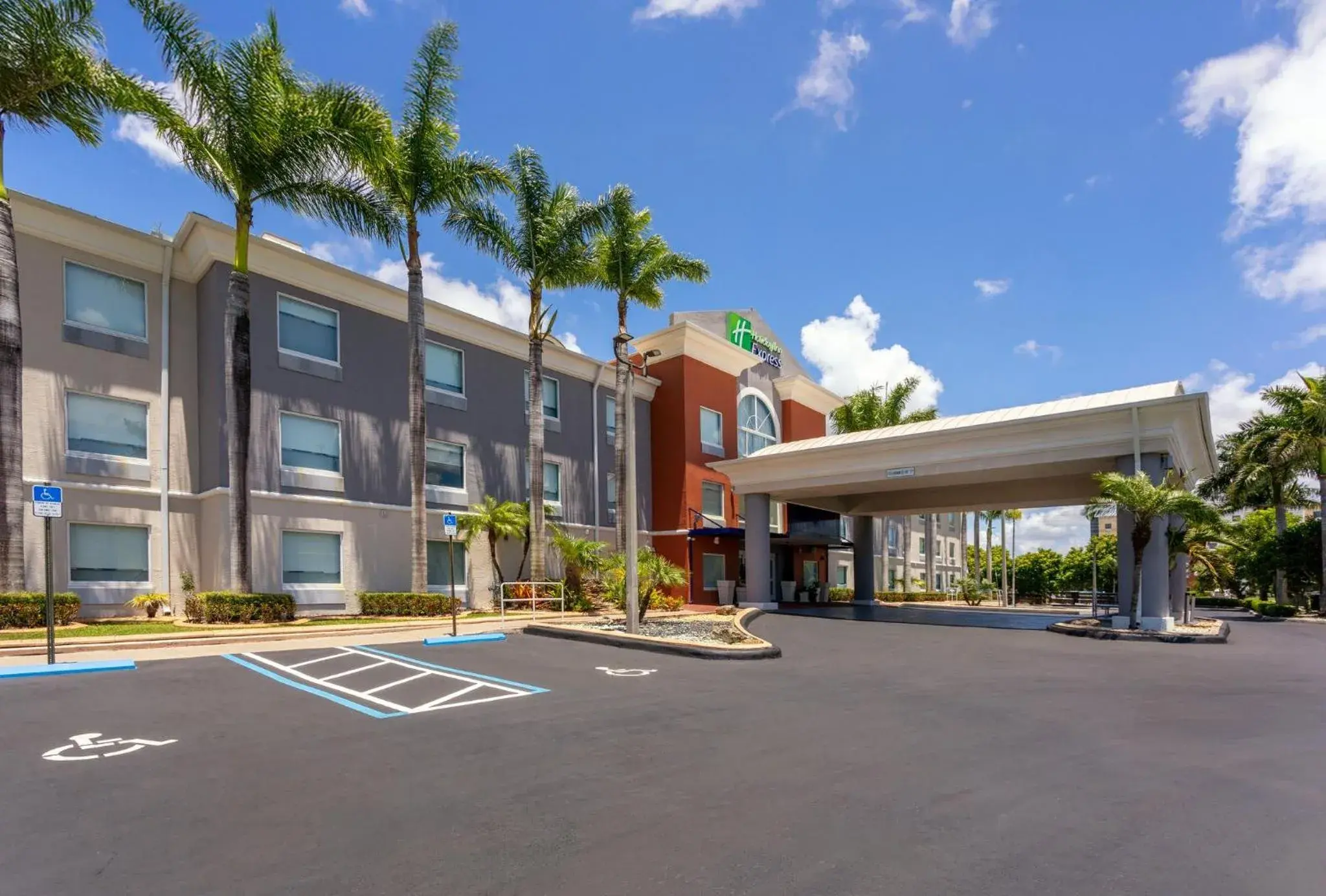 Property building in Holiday Inn Express & Suites Florida City-Gateway To Keys by IHG Property building in Holiday Inn Express & Suites Florida City-Gateway To Keys by IHG