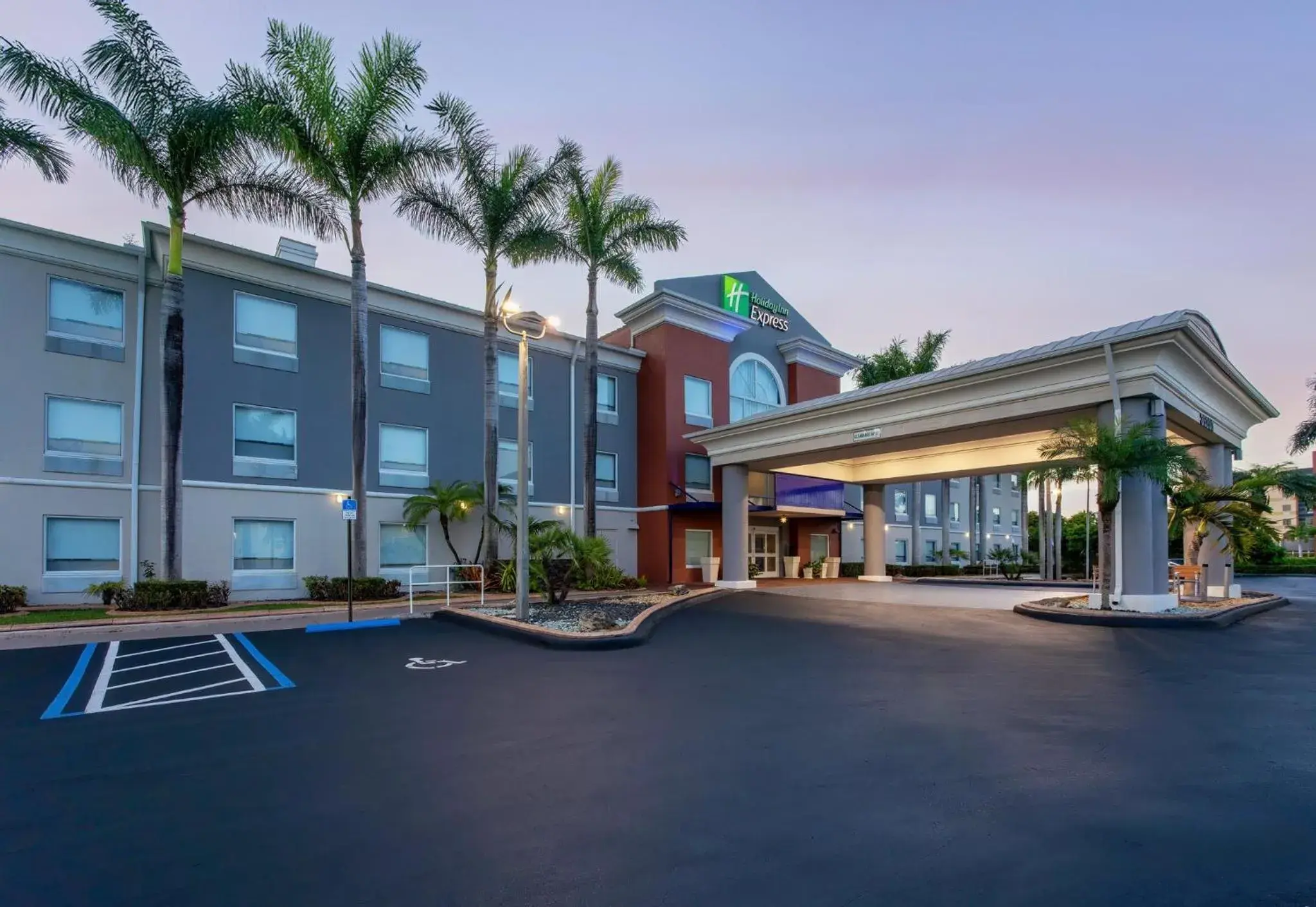 Property building in Holiday Inn Express & Suites Florida City-Gateway To Keys by IHG Property building in Holiday Inn Express & Suites Florida City-Gateway To Keys by IHG