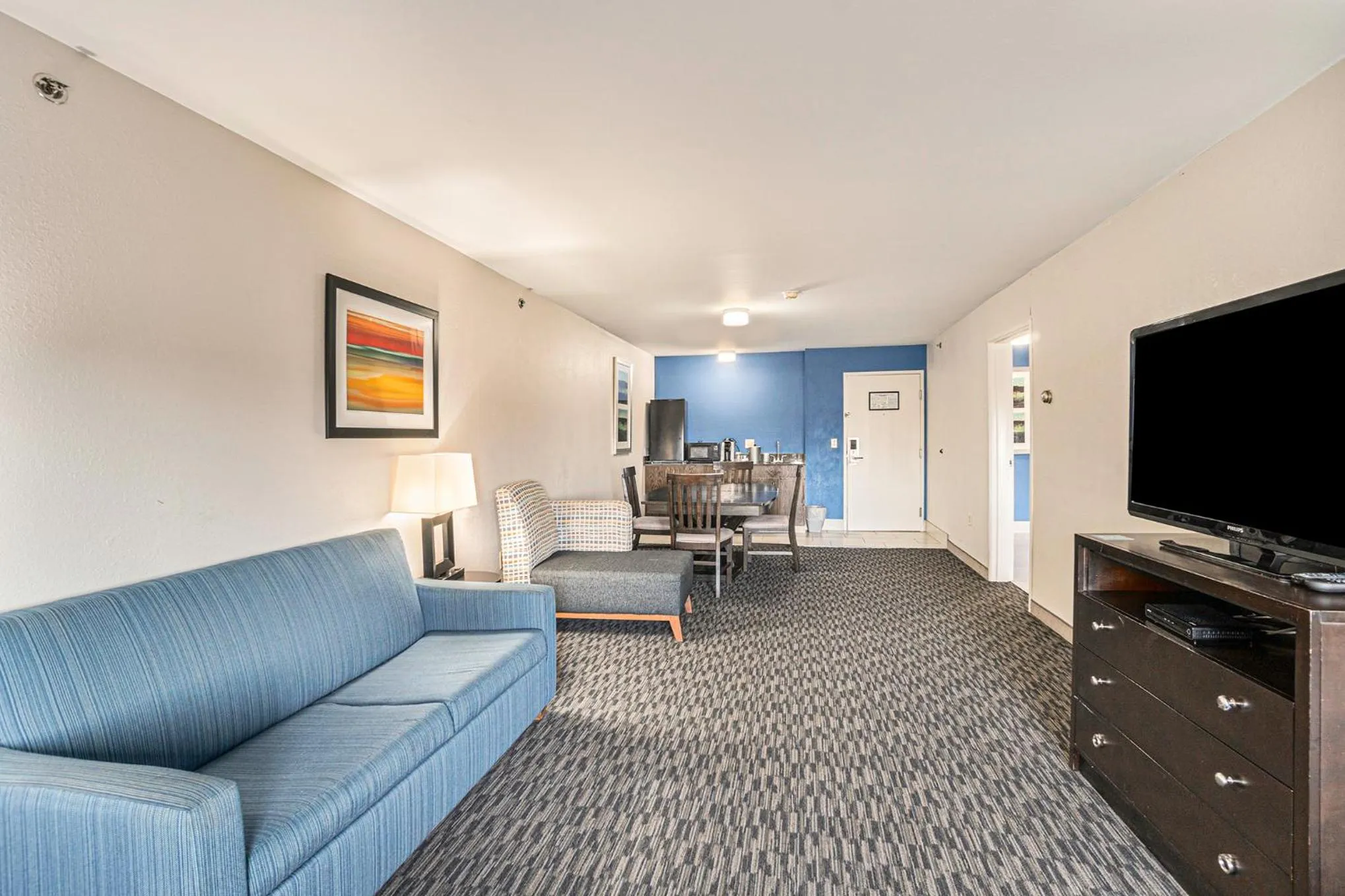 Communal lounge/ TV room in Country Inn & Suites by Radisson, South Haven, MI