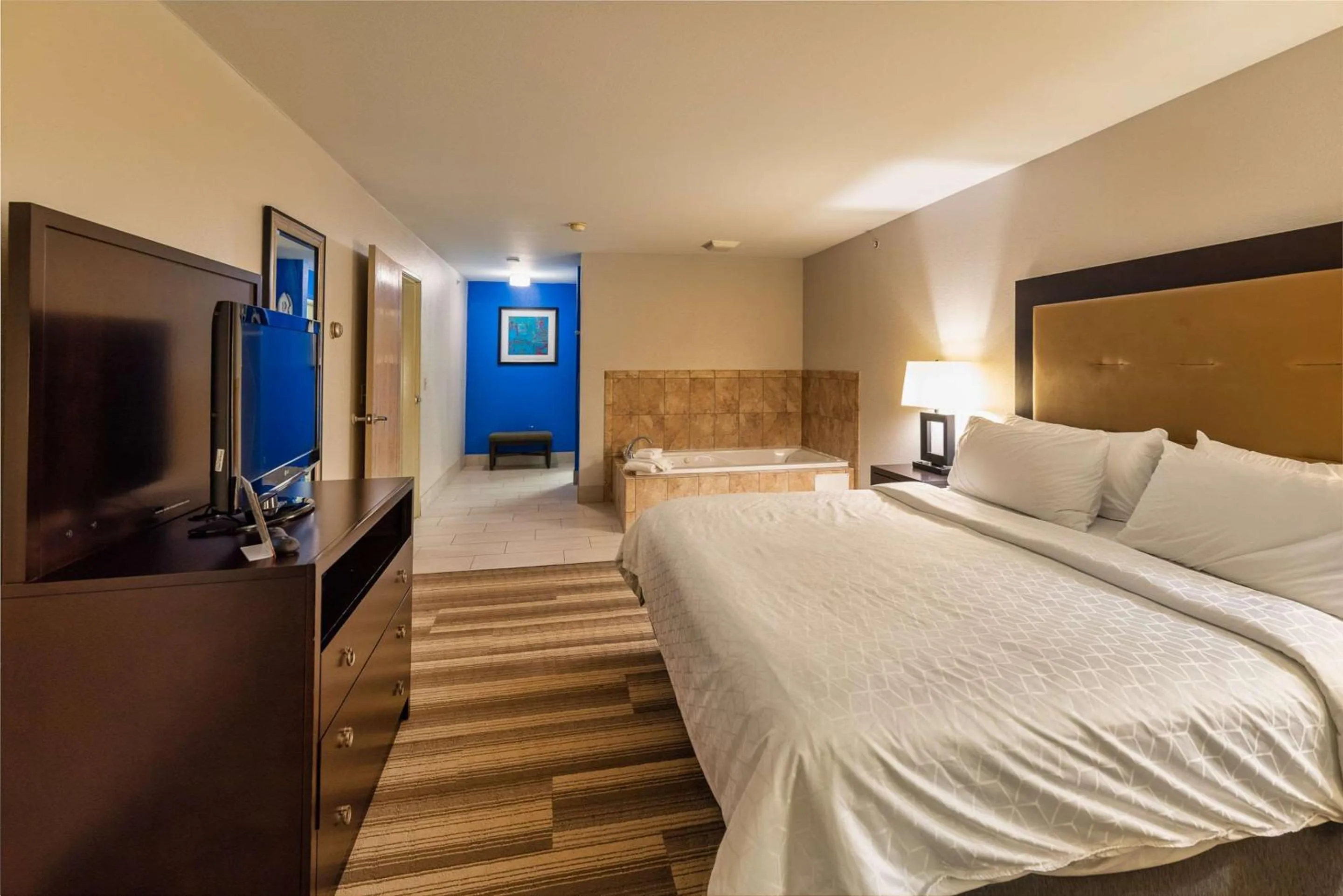 Bedroom, Bed in Country Inn & Suites by Radisson, South Haven, MI