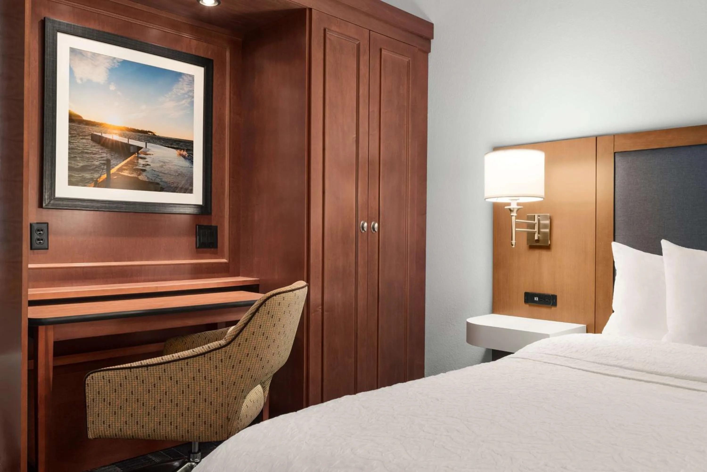 Bedroom, Bed in Hampton Inn Wausau