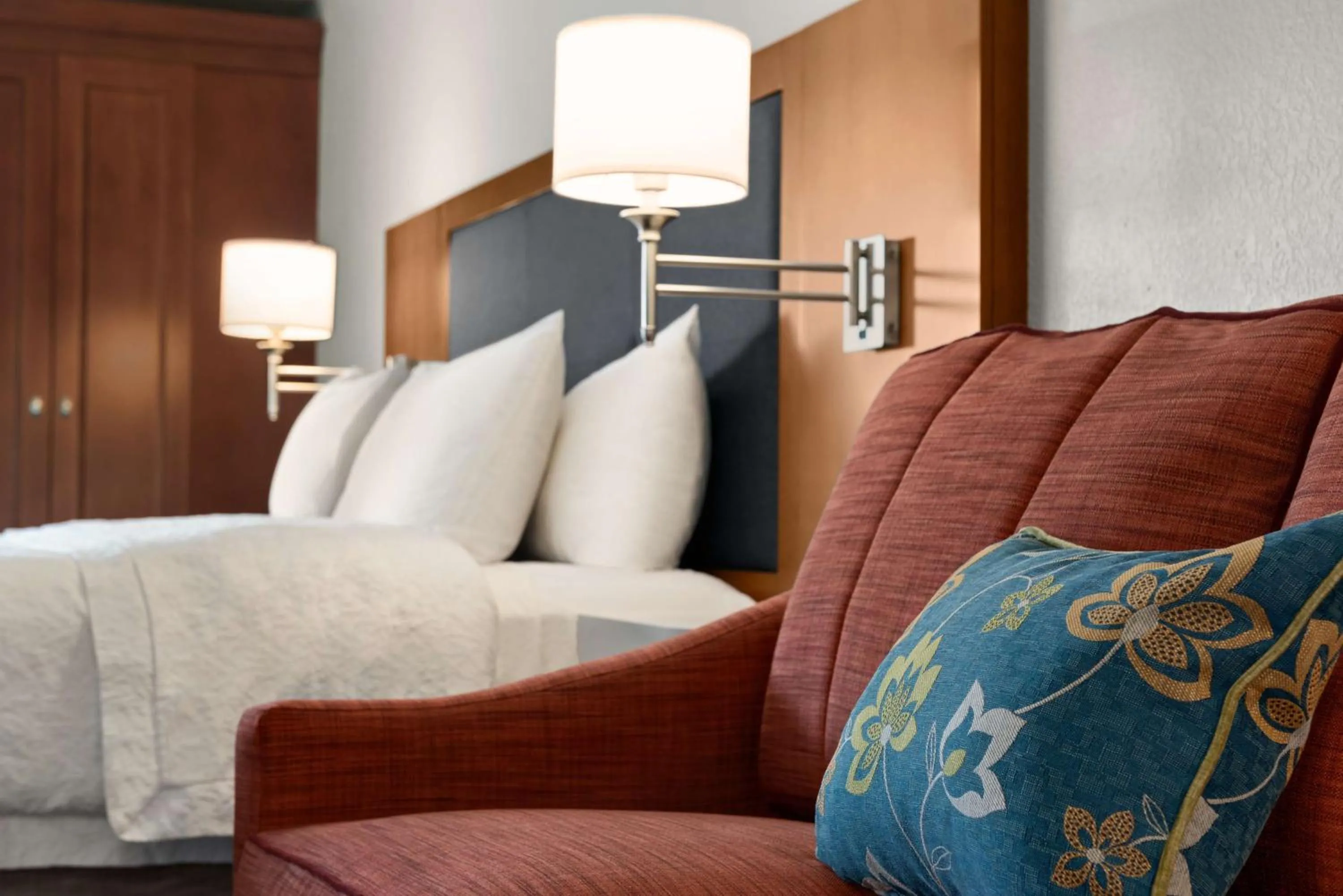 Living room, Bed in Hampton Inn Wausau