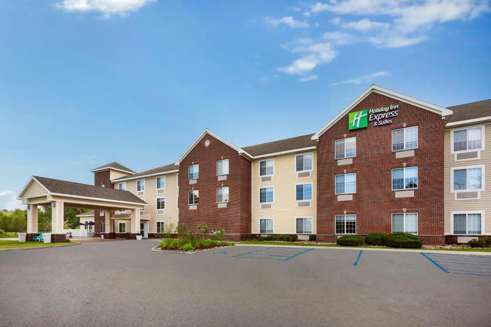 Property building in Holiday Inn Express Hotel & Suites Acme-Traverse City by IHG Property building in Holiday Inn Express Hotel & Suites Acme-Traverse City by IHG