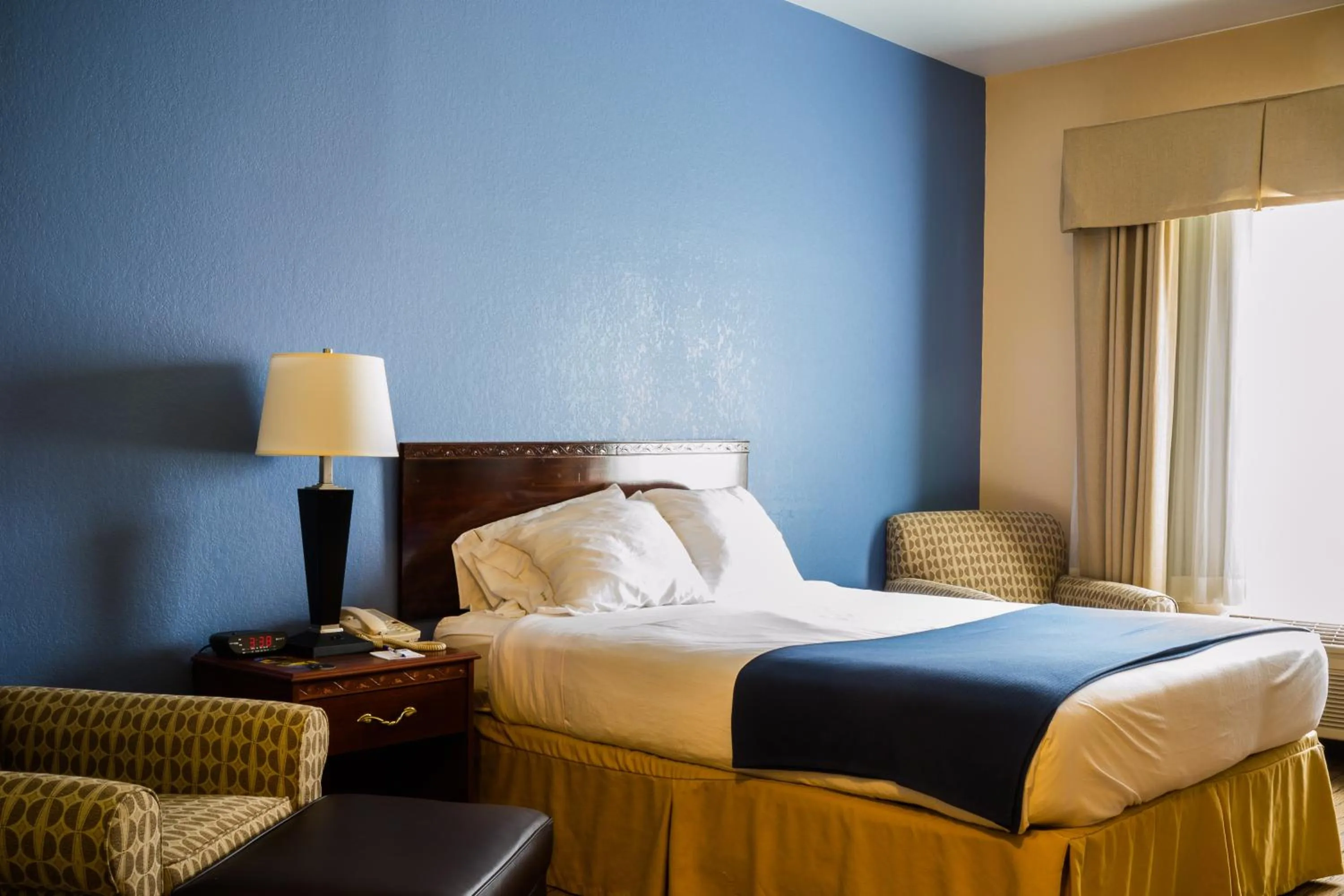 Bed in Holiday Inn Express Hotel & Suites Acme-Traverse City by IHG