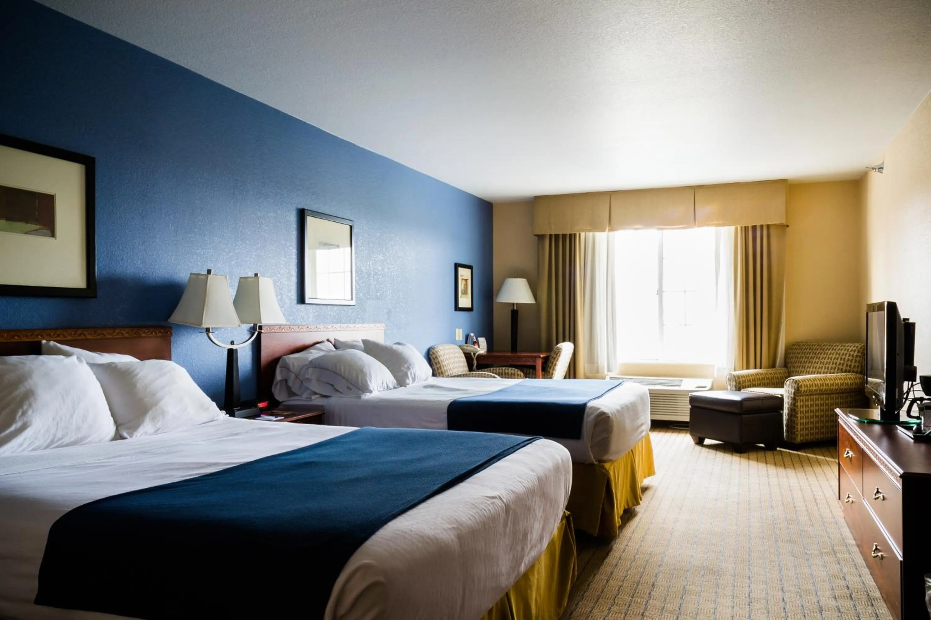 Bed in Holiday Inn Express Hotel & Suites Acme-Traverse City by IHG