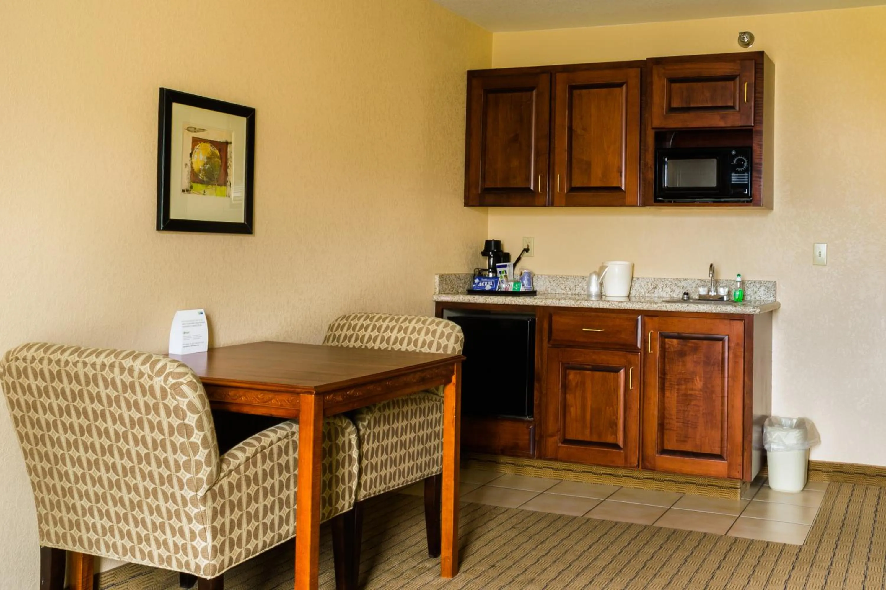 Kitchen or kitchenette in Holiday Inn Express Hotel & Suites Acme-Traverse City by IHG